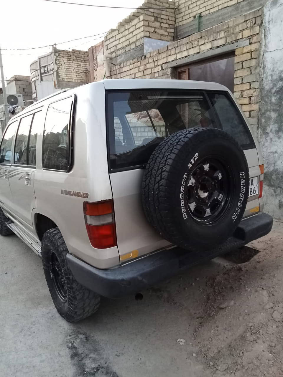 السلام عليكم اخوان من رخصة الادمن عندي هاي السياره ازوزه موديل ١٩٩٤ رقم نجف دولي بسمي تحويل ثاني يوم محرك وكير بطه شرط حداديه تخم تاير كهربائيات كله شغاله السياره مال جناي العنوان بغداد مدينة الصدر السعر ٦٠ وبيه مجال للستفسار الإتصال على الرقم***********
