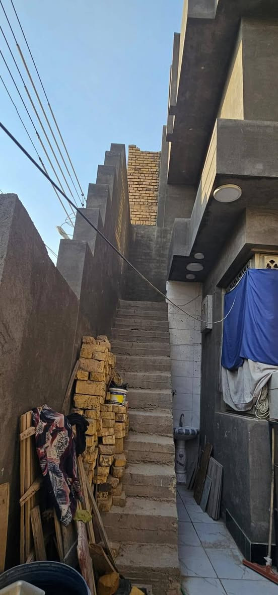 ### 🏠 للبيع دار سكني في الناصرية – حي الأمير

📍 **الموقع:** الناصرية – صوب الشامية – حي الأمير  
📐 **المساحة:** 200 متر مربع  
🏠 **الطابق الأرضي:** مكتمل وجاهز للسكن  
🏗️ **الطابق الثاني:**  كامل بناء وتسقيف بس بدون تشطيب (لبخ وبياض)  
مع شقه معزولة بدرج خارجي صب **الواجهة الخارجية مكتملة بالبخ **  
🛏️ **عدد الغرف:** 4  
🚿 **عدد الحمامات:** 4  
🚗 **كراج:سيارة  
📄 **السند:** طابو ملك صرف  
🏦 **يوجد قرض إسكان على العقار**  
💰 **السعر المطلوب:** 500 مليون دينار **قابل للتفاوض**

⭐ **الموقع مميز:**  
- قريب من المدارس  
- قريب من **مدرسة النورين**  
- أقرب نقطة دالة: **خطوة الإمام علي (عليه السلام)**

📞 **للتواصل على ***********

**البيت بناء 2024  
للجادين فقط، والمعاينة خير دليل.** 🌹
