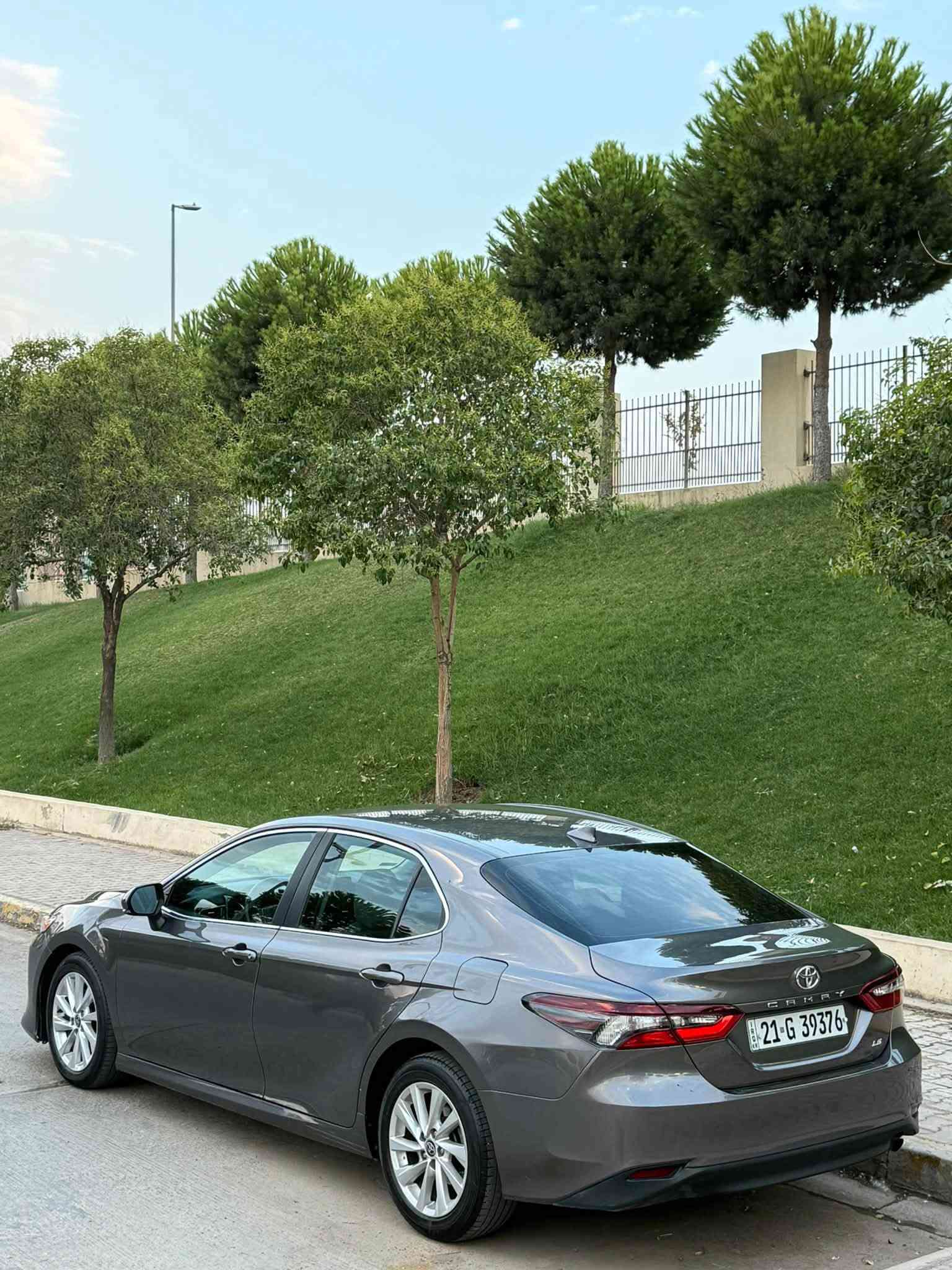 السلام عليكم ورحمة الله وبركاته
‏‎       ——— لـلـبـيع  ———

تويوتا كامري.        — Toyota Camry 

‏‎وراد أمريكي.          — ايرباك الستيرن

‏‎الموديل                —  2021  

فئة                       —   AWD )LE )

حجم المكينه         —  V4/2500 

‏‎اللون                     —  نفطي   

المسافه المقطوعه —  63.000mi  

حالة السياره.    — صبغ البنيد فقط - جاملغ تعديل بارد ( صور الحادث مرفق مع المنشور )   

‏‎المواصفات 
-كشنات اماميه تدفئه
-ستيرن تدفئه 
‏‎- شاشه كبيره تدعم نظام الأبل كار باي ونظام الاندرويد 
‏‎- كرسي السايق  بحركه كهربائيه 
‏‎-تبريد منفصل 
‏‎-تحكم ستيرن جهتين 
‏‎-تحديد سرعه 
‏‎-مانع انزلاق 
-رادار امامي 
‏‎-تحديد مسار 
- تنبيه ما قبل الاصطدام
‏‎-كامره خلفيه
‏‎باقي المواصفات المعروفه 

‏‎السعر            — 164$

رقم السياره    — السليمانيه  

‏‎موقع  السياره — السليمانية 

‏‎للأستفسار.     — ***********—***********
