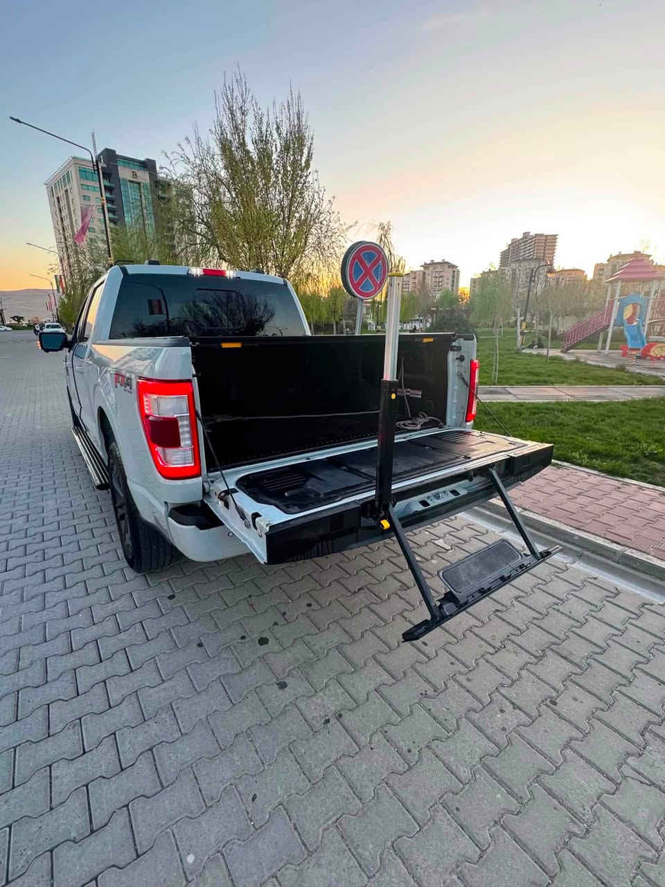 سلام عليكم اخوان عندی ford f150 موافات لاریات معروف مواسفات لاریت فول فول مواصفات سیارە مودیل 2023 ماشی ٤١الف کیلو متر 
سیارە رقم بغداد کامل جاهز

محرك V6 (3.5TT)هایبرد معروف الهایبرد اقتصادیە تفویلە کامل یمشیك الف کیلو متر

ناقل الحركة: أوتوماتيكي 10 سرعات
• نظام الدفع: رباعي 4×4
قدرة الحصان:430 حصان🔥🔥
سقف بانوراما 

مقاعد جلدية مع تدفئة وتبريد 

كاميرا 360 درج

باب صندوق خلفي كهربائي 
حادث سيارة جاملغ سایق والباب امبدل بلادی شرکە
بدون دواخل بدون ایرباك

بالنسبە السعر(355)بی مجال
رقم الصاحب السیارە

***********
