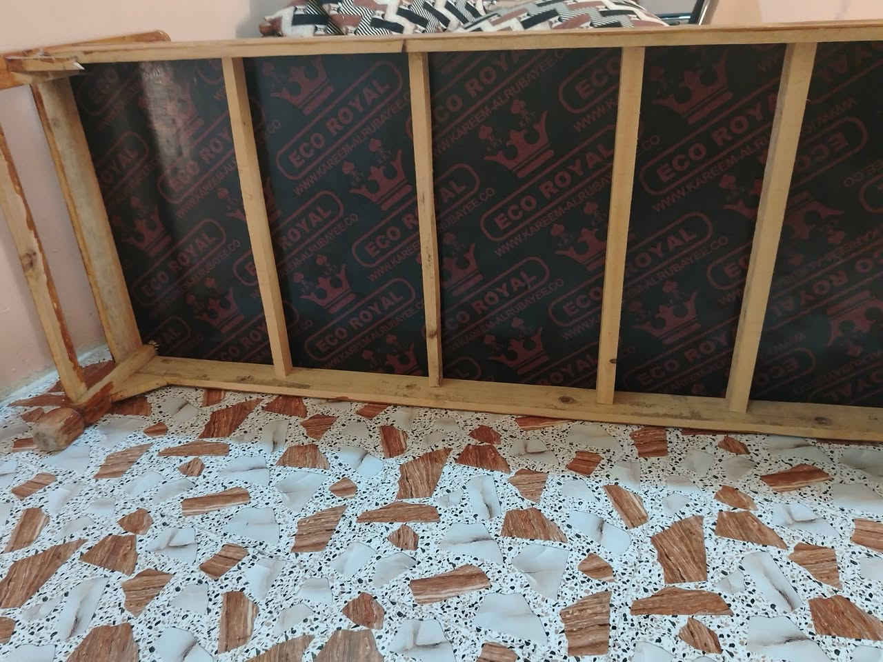 للبيع تخت ابل نفر عدد٢ ويه كنصور اخشاب عراقي اسعار مناسب ***********
