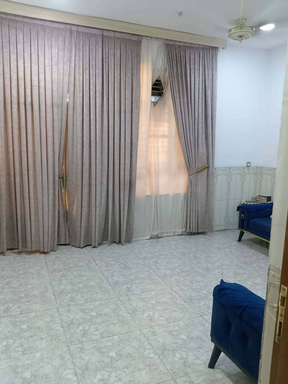 السلام عليكم دار للبيع مساحة ٦٥متر طابق ونص يحتوي على استقبال وغرف نوم ٢ حمامات ٢ العنوان السريدات الجديدة الخفاجات المربع الثاني قرب أسواق سنتر الملاك الاستفسار الاتصال على الرقم *********** او على الخاص

