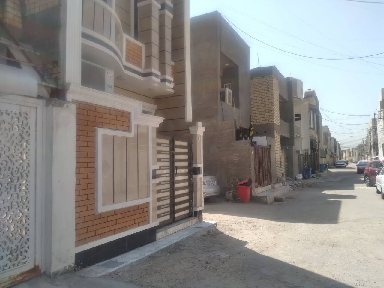 بسبب الوعود الكاذبة بيع مستعجل 
١١٤مار واجهة ٦وربع ونزال ٢٠ بكيونة طابقين بي نواقص طابق ثاني اشتايكر وكهربايات مزفت وكامل طابق الارضي كامل
سعر بلاش ٩٨مليون من لاخير بدون عملة ومابيع قصد 
ماارد عل فيس السعر ٩٨
*********** عنوان بيت بنية فرع ٦ عل يمين
