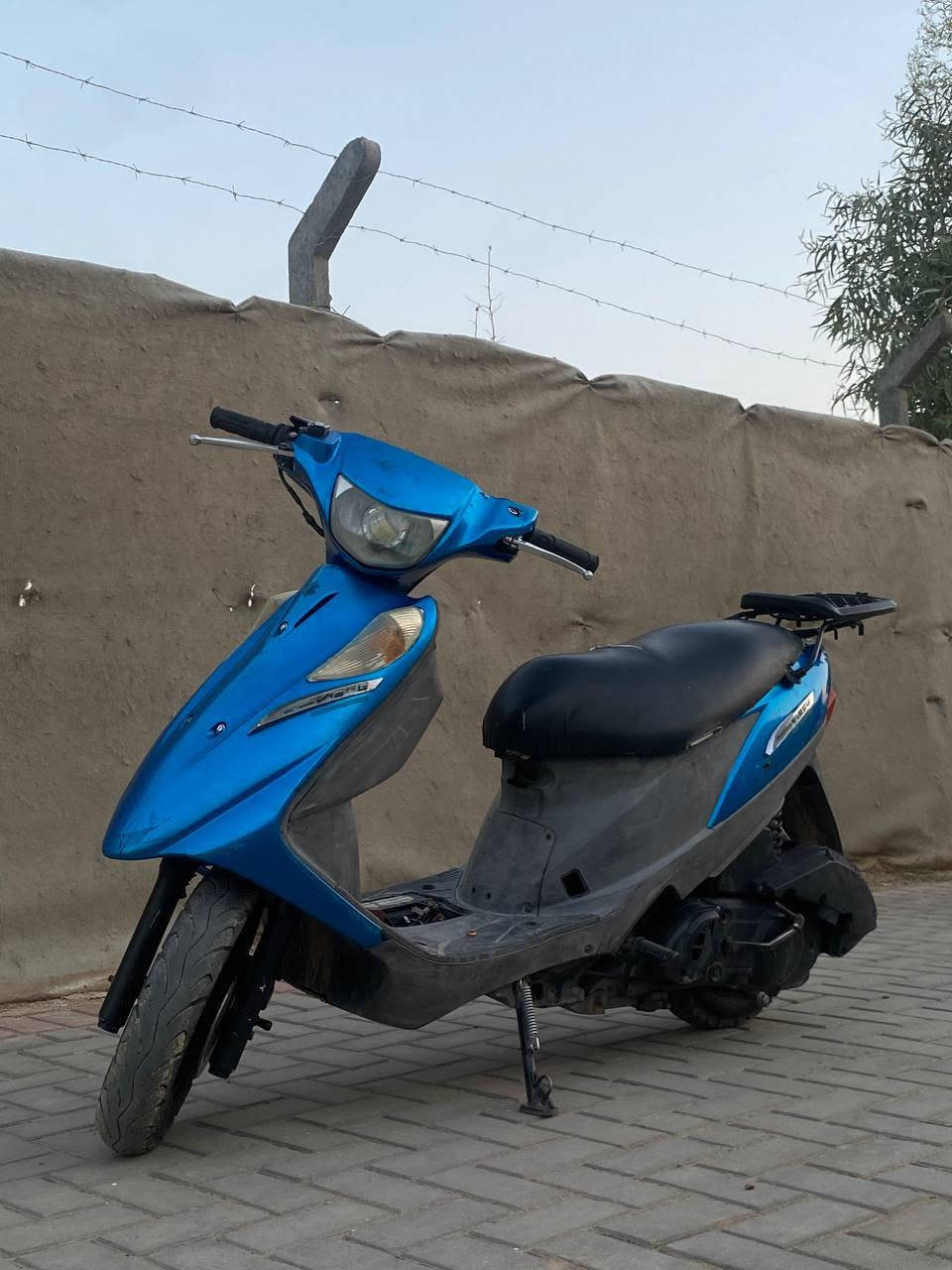 السلام عليكم
ادرس قديم نظيفة حلوة للبيع لون ازرك كفرات اصلية الدراجة مجفتة تجفيت مضبوط وعلى حسب الاصول بيها نواقص بسيطة شغالة وتمشي شلعة ومعدل حلوات ومكينة خرسة ذاك اليوم جفتتها 
السعر:350
السكن: كوت خاجية شارع 40
موبايل:***********
