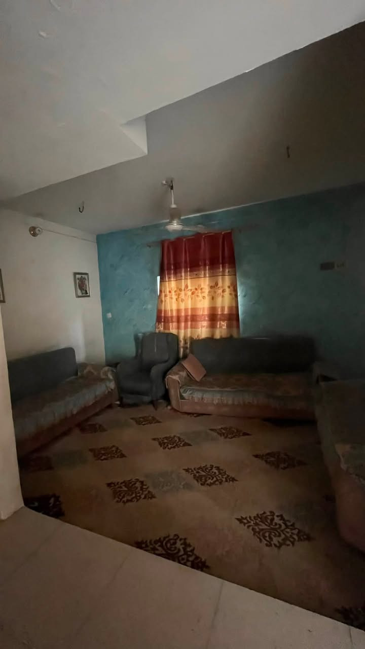 🏡🏡مشتمل مؤثث للايجار 🏡🏡
🛑🛑يتكون من غرفتين وهول ومطبخ وصحيات مع خط نت ومولد ذهبي.
🛑🛑موقعه شارع ٦٠ قرب الجمعيه التعاونية الاستهلاكيه منطقه هادئه وبيها كل الخدمات.
🛑🛑يؤجر فقط فقط للطلاب  السعر(٥٠٠الف) قفل.
🛑🛑الصور قديمه تم تأثيث المشتمل بالكامل ومعزول بالكامل🛑🛑
🛑🛑لمعلومات اكثر التواصل مع  صاحب المشتمل مباشرةً ع الرقم التالي: ***********

