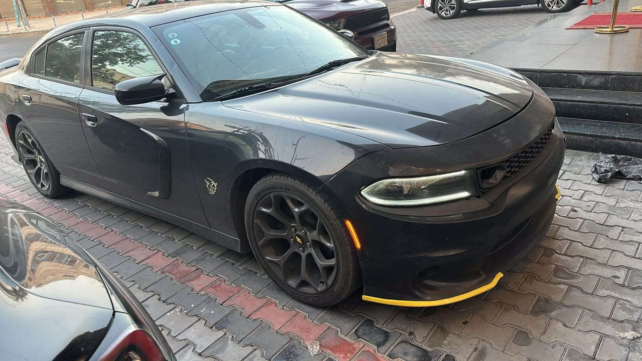 السلام عليكم 

جارجر 2016 للبيع sxt plus فول مواصفات 
فتحة وبصمة 
كشنات تدفئة 
كامرة خلفية 
حساسات 
سقف رولز متغير 
رقم بغداد الجديد 
سنوية جديدة 
حادثهة بابين كلش خفيف بدون دواخل ومبدل نفس اللون وجاملغ خلفي وامامي بارد خشم البنيد بارد وبي اجزاء صغيرة مصبوغة 
صدر حدادية قبل اسبوع مبدلهة كاملة ودسكات دهن كاملة منظومة تبريد كاملة جديدة قبل كم يوم السيارة جاهزة ميحتاجلهة اي مصرف ماشية 118 الف ميل 
السيارة نظيفة كلش ومصروف عليهة هواي ادامة كاملة عليهة قبل اسبوع 
سعرهة 158 وبي مجال بسيط حك الجية 
مكان السيارة بغداد الكرادة

‭***********‬ بغداد, العراق
