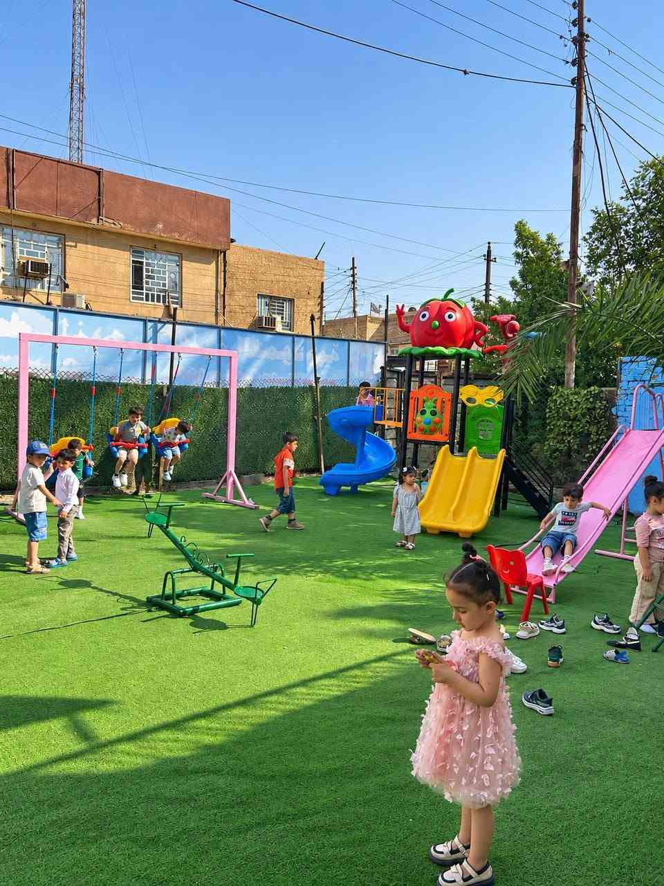 تعلن روضة  قطر الندى  الاهلية النموذجية 👈🏻عن فتح ابواب التسجيل لأطفالنا الغالين للعام الدرسي 2026-2027 علماً ان الروضة تتميز بالأتي📣📣

١-مناهج تربوية حديثة 📃تزود الاطفال بالخبره والاستعداد للنطق الصحيح 🗣 والقدره على الكتابه✍🏻 يشمل (القراءه⚘📕 والرياضيات ⚘📔والعلوم⚘📘 والاسلاميه ⚘📗والانكليزي⚘📓 والفرنسي📙) هذا على يد كادر ذو خبره وكفاءه 

بأشراف ادارة 👩🏻‍🏫 متخصصة وخبرة في مجال رياض الاطفال

تعليم الطفل القراءة والكتابة📖✏️والمهارات الإملائية الخاصه بالصف الاول ابتدائي

٢-تجهيز الطفل حقيبة كاملة تتضمن المنهج (الكتب -الدفاتر -قرطاسية -جنطة وهدايا ) 

٣-رعاية متميزة لاطفالنا الحلوين 
وبلاخص مرحلة الحضانة 

٤-برامج ترفيهية (رسم ٠٠٠رياضة ٠٠٠انشطة تعليمية وترفيهة) 🖍🏃‍♂️ 🧮

٥-صفوف مكيفه لراحه الاطفال 🤩

٦-قاعة العاب خارجيه وداخليه🎠 مزوده بأحدث الالعاب الأمنه والمسليه للطفل🎡

٧- الروضة مزوده بكاميرات المراقبة في جميع الصفوف والساحات والممرات 🎥

٨-تحتفل الروضه بأعياد الميلاد🎊 لأطفالنا الاعزاء وبمشاركة زملائهم وهذا مايقوي ثقة الطفل بنفسه ويعزز اواصر التواصل الاجتماعي🤝🏻

٩-احياء المناسبات كافة 

١٠-سفرات ترفيهيه🚎 تسعد الأطفال وتغير من روتين الحياة اليومية😊

١١-اقامة حفلات تخرج 👩‍🎓👨‍🎓 لتبقى ذكرى جميلة لهم 

١٢-خطوط نقل تصل الى جميع المناطق🚐🚐

١٣-دروس تايكواندو  🥋🥋🥋

المراحل تتضمن …
مرحله الحضانة  من عمر (٢ أشهر الى ٣سنوات )
مرحله تحضيري PRKG  العمر (٣سنوات )
مرحله الروضة KG1  العمر (٤سنوات )
مرحله التمهيدي KG2 العمر (٥سنوات)

اوقات الدوام من الساعة ٧ صباحا الى الساعه ١٢ ونص ظهرا وهناك شيفت ثاني لاطفال الموظفين يستمر الى ٤ عصرا 

 

متواجدين يوميا من الساعه ٨صباحا الى ساعه 12ظهرا  لغرض التسجيل ماعدا الجمعة والسبت 

للتسجيل الجديد مطلوب (استنساخ) :

١-جنسية الاب 
٢-جنسية الام  
٣-جنسية الطفل 
٤-بطاقة السكن
٥- صورتين للطفل
٦-فايل 
 
لمزيد من المعلومات الاتصال 

📞‏‪***********‬‏

او مراسله الصفحة 

العنوان... الشعب /قرب المحكمة/فرع مطعم نخلة الراشدية

اهلا وسهلا بكم في بيتكم الثاني🥰🥰
