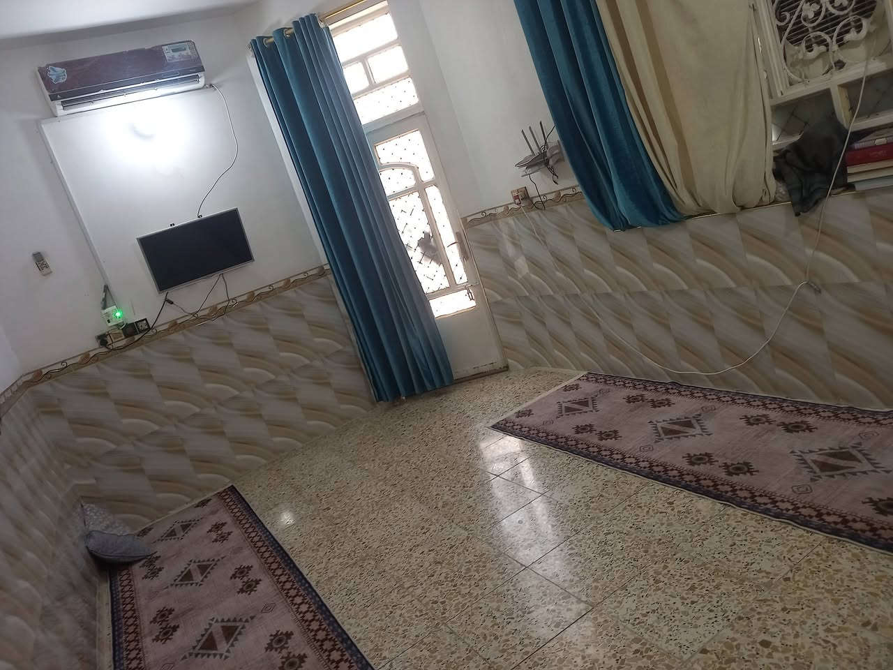 بيت لبيع او مراوس بيت اكبر مع الفرق يكون مرتب  مساحه ١٠٠ طابو زراعي سند ٢٥ حله ورديه يبعد ١٠٠ متر عن التبيط الرئسي متكون من غرفه وصاله ومطبخ واستقبال وصحيات الطابق الثاني غرفه مسويه مغزن سندويج بنل البيت مابي اي نقص كامل  استفسار  *********** اتصال مع وتساب
