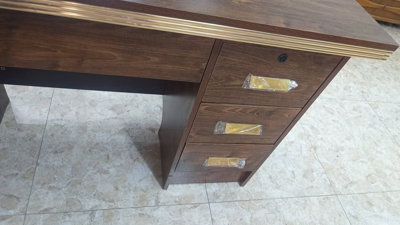ميز مكتبي للبيع
ميز جديد مستخدم اسبوع بعده بالجيس
ماخذه ٩٥ واريده ٧٥ الف.
واتساب واتصال ***********
