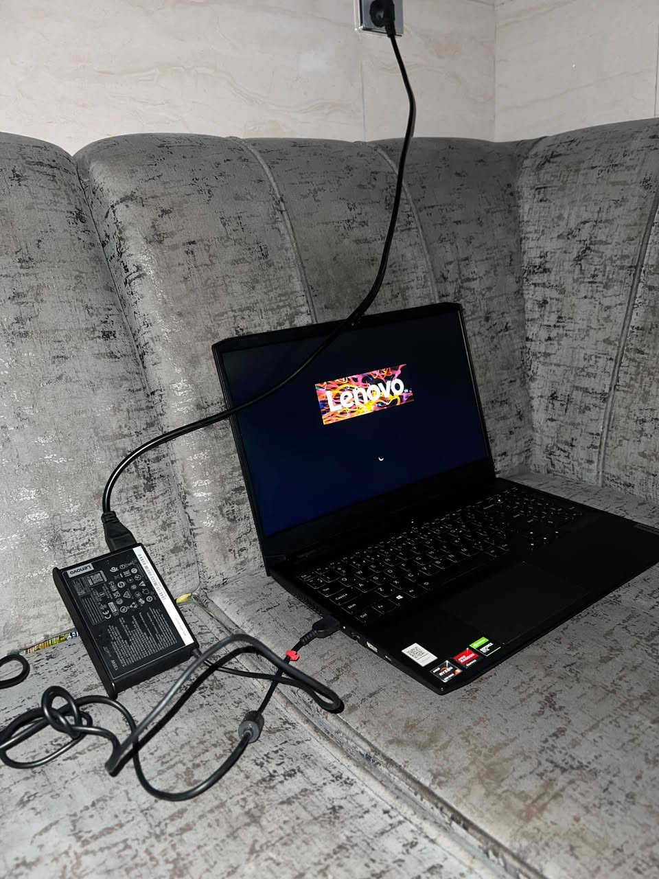 سلام عليكم ورحمة الله وبركاته 
لاتوب نوع Lenovo شركةة حلوه ومعروفه 
جديد اي خلل مابي ايد وحده ونضيف كلش ينفع طلاب السادس والثالث 
كلش حلو صوته وشاشته مثل ماموضع اي خلل مابي 
اخذتها ب600 الف  مستعمل شي قليل 
سهل وسريع وكلشي تريده ينزل 
رايده ب300 وبي مجال بصيط 
العنوان بغداد شهداء البياع 
الرقم ***********
