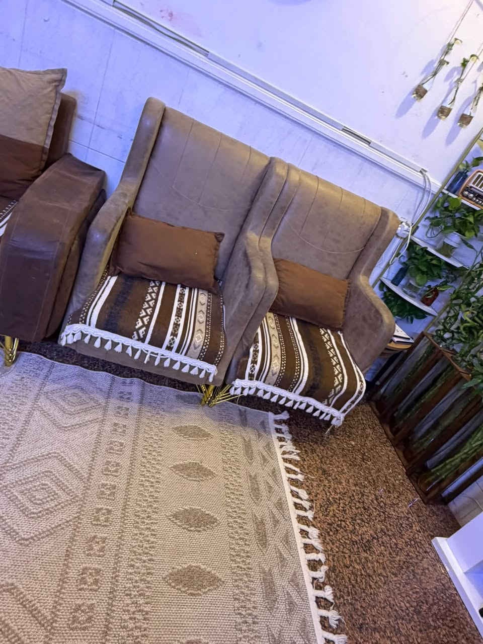 تخم لونه جوزي وبي دمارات اسود ومطعم بيجي شغل عراقي ثقيل القنفه تتحول جربايه ومخزن بي ضرر الرجلين موجوده مال الكراسي ويحتاج الهن براغي والقنفه ابو الاثنين اليده مخسوفه. شويه جهه وحده اريده  ب٢٥٠ الف وحيل تكمه وثكيل كوشاته اكبار وصغار سحابه الكوشات عشر مقاعد العنوان خلف معارض البنوك حي التجار شارع الهايبر ماركت الاسوق المركزيه سابقآ
