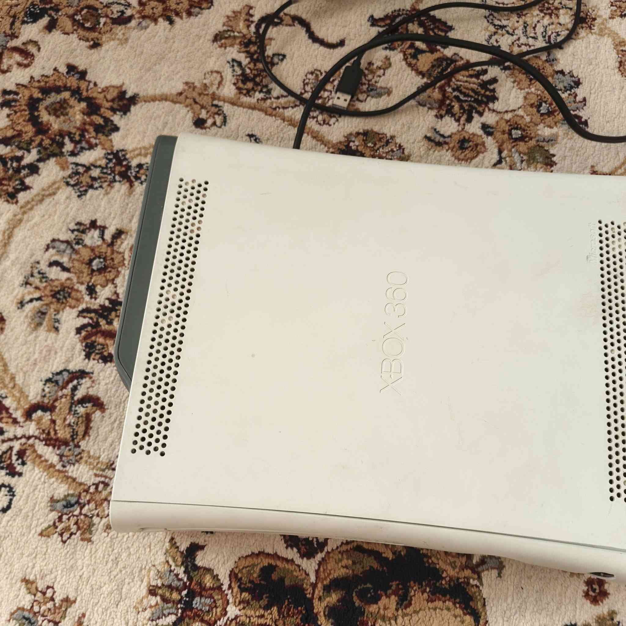 سلام عليكم xbox360 فات للبيع مساحة 250 العابة كاملة + يدة وحدة ويا شغالة والجهاز نضيف +HDMI 
مكان نعمانية *********** 
ب١٢٠ وبي مجال
