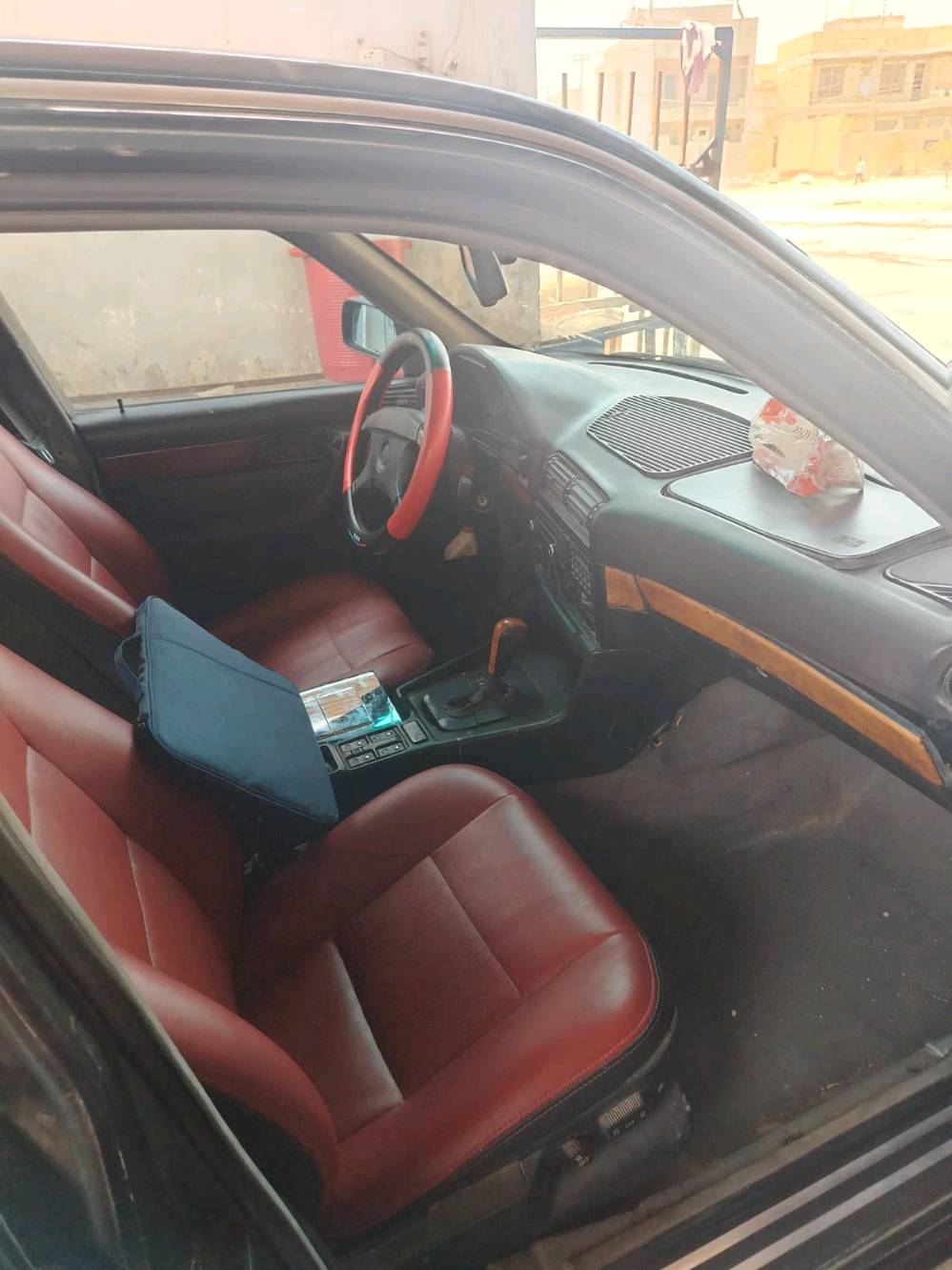 السلام عليكم
                                                                          BMW للبيع 
رقم بغداد الجديد والسنويه جديده بأسمنه
موديل ٩٤
السيارة نظيفه جدا ومكينه جديده وصبغ كامل فرن حراري قبل شهرين صبغتها السيارة جاهزه من كلشي
للأستفسار ***********
