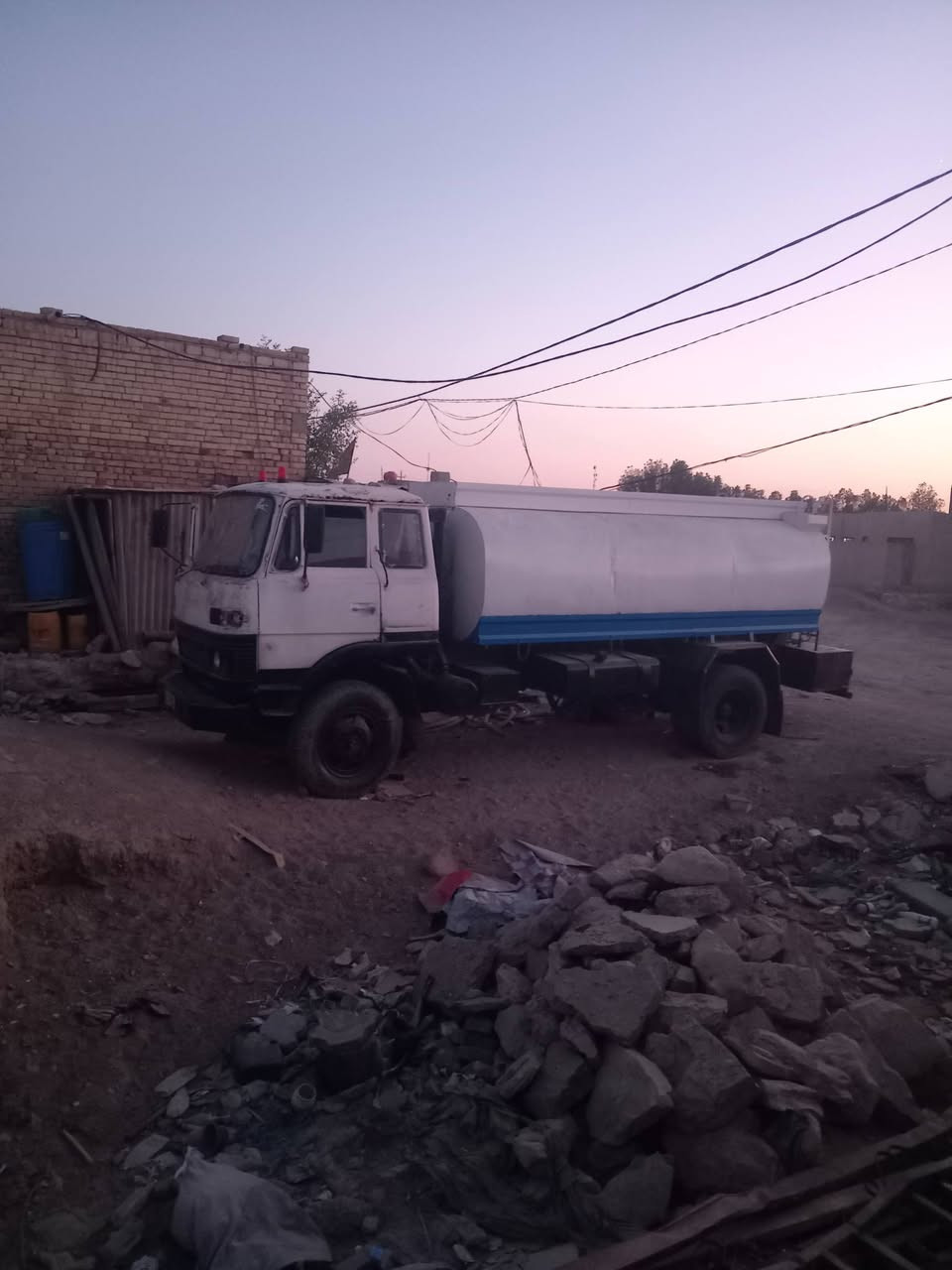تنكر للبيع جاهز كير اكسن حداديه مكينه بيه بخار كرهبايات كله شغال رقم بغداد صدامي المكان المثنى السعر ٥ ونص وبيه مجال ***********

