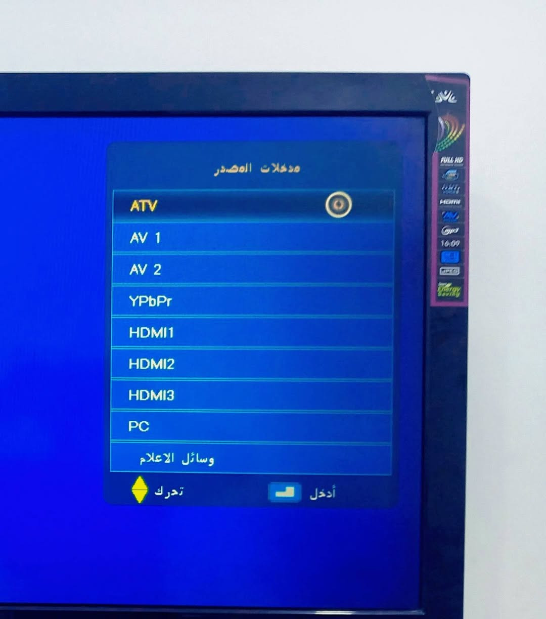 شاشه بلازمه. حجم ٤٣ بوصه  اصليه  مو من ذني الصيني الطكه عطيه  ماركة ناس 
مابيها نت لكن تدعم كل التطبيقات مال الانترنت يعني تخلي فيشه مال نت واي فاي بجهاز الستلايت تصير أفضل من البيها نت مليون مره
نضام فول HD ...

***********
واتساب موجود  واتصال موجود
