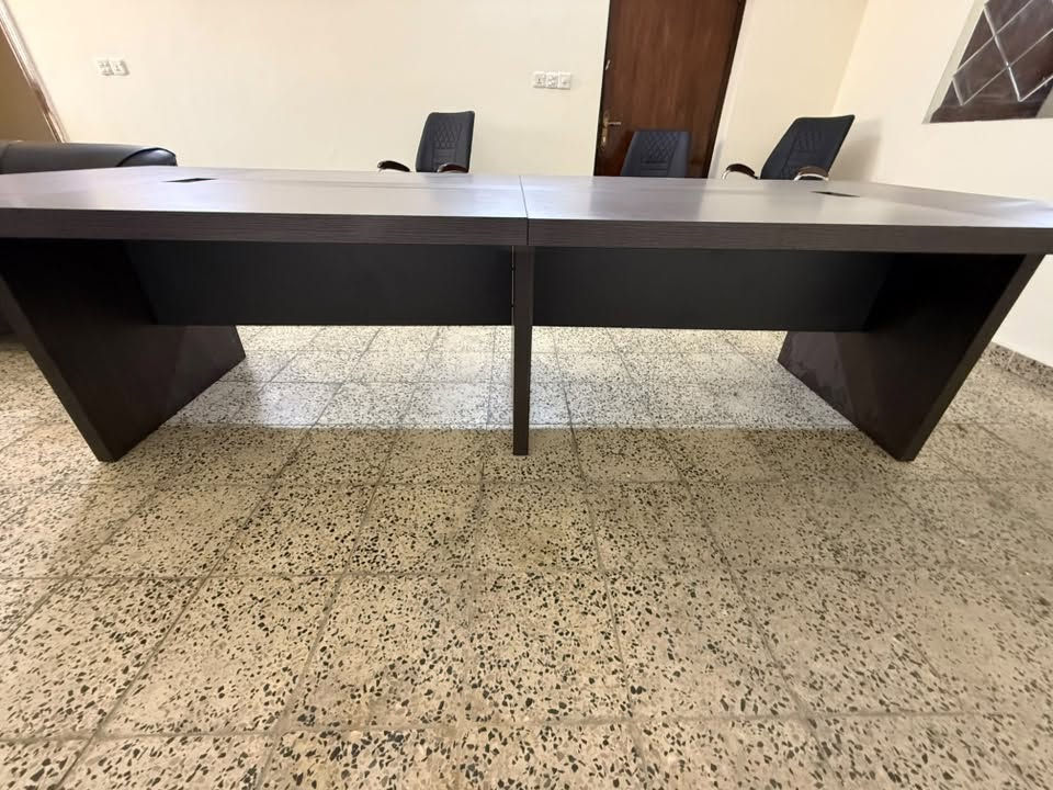 ميز مداولة خشب ثقيل اصلي طول 3 متر وعرض متر ونص
 الموقع : بغداد المنصور 
السعر :750،000 الف 
الاتصال : *********** واتساب وخط
