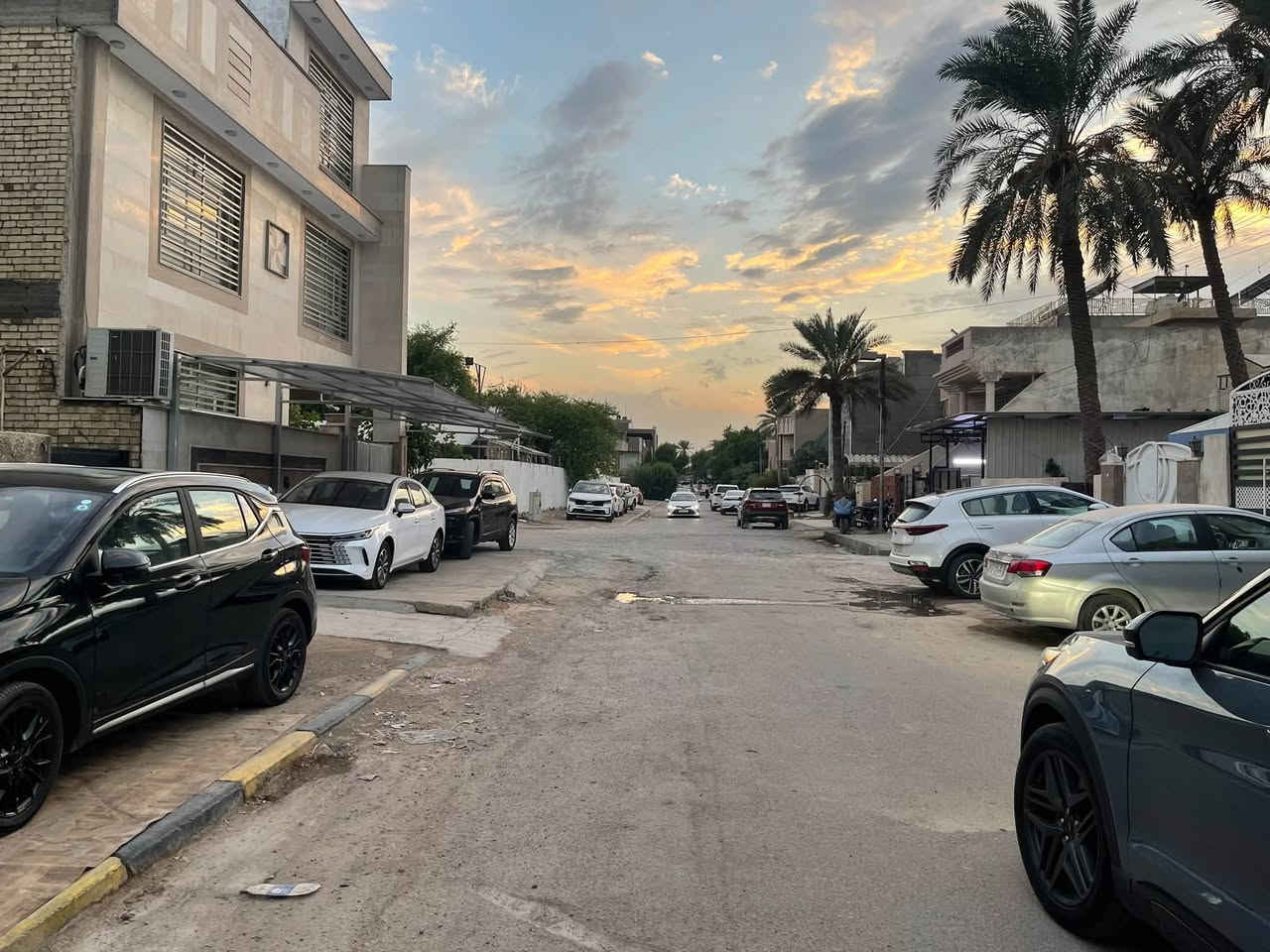 للبيع قطع من دار يعتبر ارض المساحه 100 متر الواجهه 6،25 والنزال 16 الموقع شارع فلسطين المستنصريه محله 504 فرع التربيه سابقاً قرب الحديقه للاتصال *********** او *********** شركة الخيمه للعقار
