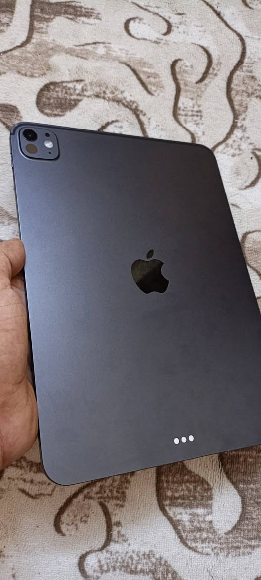 ايباد m5 ذاكره 256 بعده بالضمان نضيف شخط مابي ملحقاته كامله 1400
***********

نص مكتوب في الصور:
- حالة البطارية عادية حالة البطارية تعمل بطارية iPad هذه على النحو المتوقع. حول البطارية والضمان... الحد الأقصى للقدرة ٩٧٪ هذا قياس لقدرة البطارية مقارنة بقدرتها عندما كانت جديدة. قد تتسبب القدرة المنخفضة بتقليل ساعات الاستخدام بين عملية الشحن والأخرى. عدد الدورات ١٣٩ هذا هو عدد مرات استهلاك iPad لققدرة البطارية. معرفة المزيد... الحد: ٨٠٪ سيتم شحن iPad إلى حوالي ٨٠٪ فقط. معرفة المزيد... تاريخ التصنيع تموز ٢٠٢٥ أول استخدام أيار ٢٠٢٦