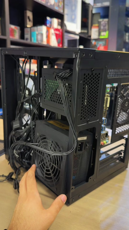 ⚡️ ليش الـ UPS مهم لتجميعة الـ PC؟ 🖥️🎮 الـ UPS مو مجرد بطارية احتياطية، هو حماية مهمة لجهازك خصوصاً إذا الكهرباء غير مستقرة ⚡️ 🔹 يحمي التجميعة من انقطاع الكهرباء المفاجئ 🔹 يقلل تأثير تذبذب وارتفاع الفولتية 🔹 يعطيك وقت حتى تحفظ شغلك وتطفي الجهاز بأمان 🔹 يساعد على حماية البور والقطع الداخلية من مشاكل الكهرباء 🔹 مهم جداً للـ Gaming والـ Streaming والعمل لفترات طويلة 🎮🔥 🛠️ بهذا الجهاز تم تبديل البور سبلاي المحترق ببور جديد بعد الفحص والتأكد من سلامة باقي القطع ✅ 📲 للطلب والاستفسار والتوصيل: *********** 🔥 عروضنا مستمرة بالستوري يومياً 📍 مورتل ستور — نجف، حي ميسان، شارع الجامع 🚚 توصيل لجميع محافظات العراق

