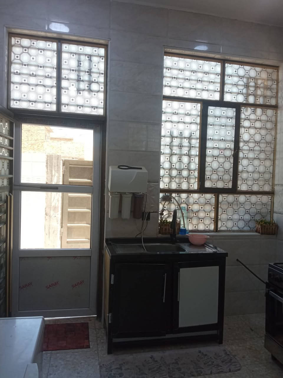 السلام عليكم بيت للبيع في حي الصدرين فرع المولده قرب الساده البوخطه 120متر الواجهه 7ونص والنزال 16متر نقصه فرشي ولبخ الواجهه بناء حديث غرفه نوم وكليدور واستقبال ومطبخ وصحيات داخليه وخارجيه طابو صرف زراعي السعر ب70وبي مجال للشراي للاستفسار ***********
