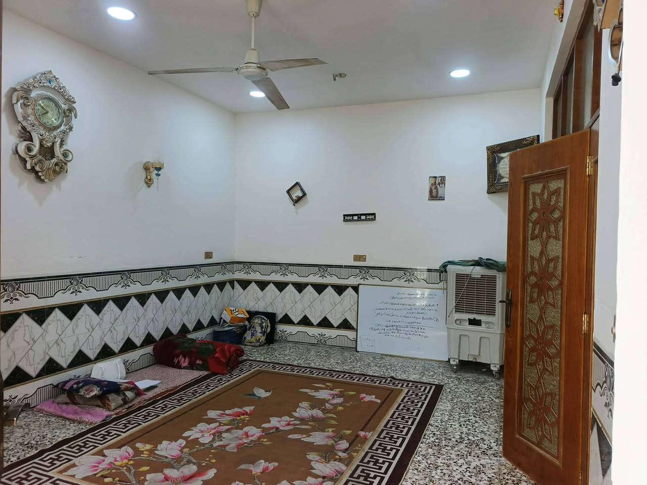للبيع بيت 300م حي الامير قريب ع الشارع العام شارع•• ناحية محاويل ••معروض ب 130 وبي مجال ***********
