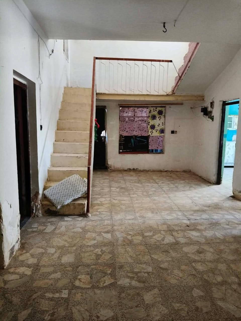 السلام عليكم 
بيت البيع المساحه 245 م يحوي ع 3 قرف نوم + صاله وستقبال وصحيات كراج السياره 
العنوان رفاعي حي الحسين 

الاستفسار *********** 
اتصل واني خادم
