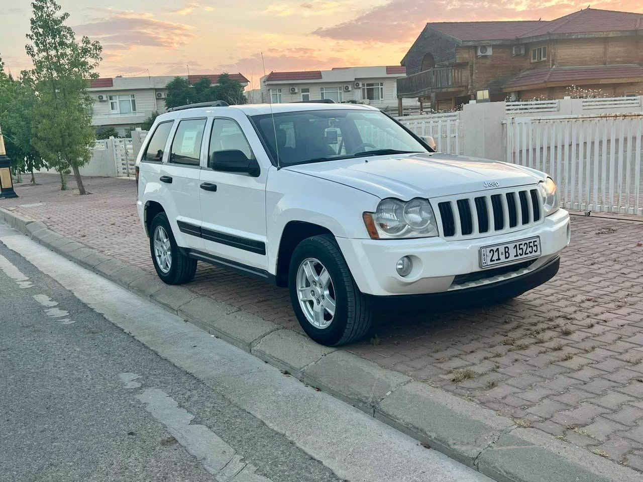 بسم الرحمن الرحيم 
jeep laredo 2005
***********
١ پارچەی بۆیاخە 
هەموو گیانی بە شەرت ماڵی دۆستە 
دەبڵ اکسل گێرو مەکینە بەشەرت 
سەنەوی تازە 
تایە تازە 
سعري٨٥  گەڵايه
موشته ري نيت سه رمان مه يه شێنە مەسج مەکە         رەقەمی ساحێبیم داناوە السليمانية, العراق

