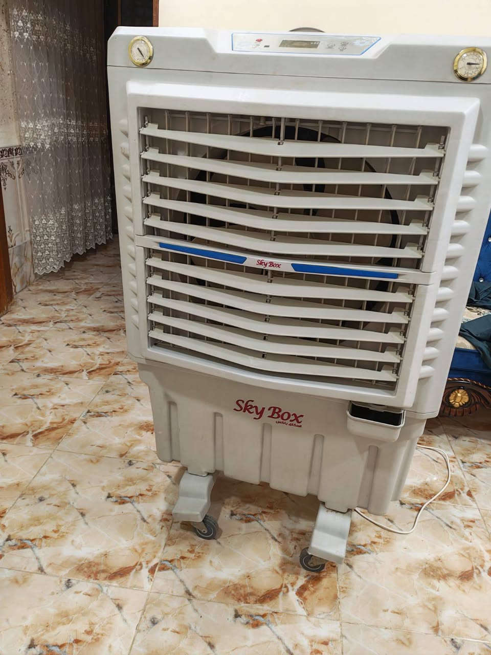 سلام عليكم مبرده استعمال قليل وضع شركه من كلشي جديده لسعر ١٨٥ وبيها مجال بسيط /*********** مكاني تاميم
