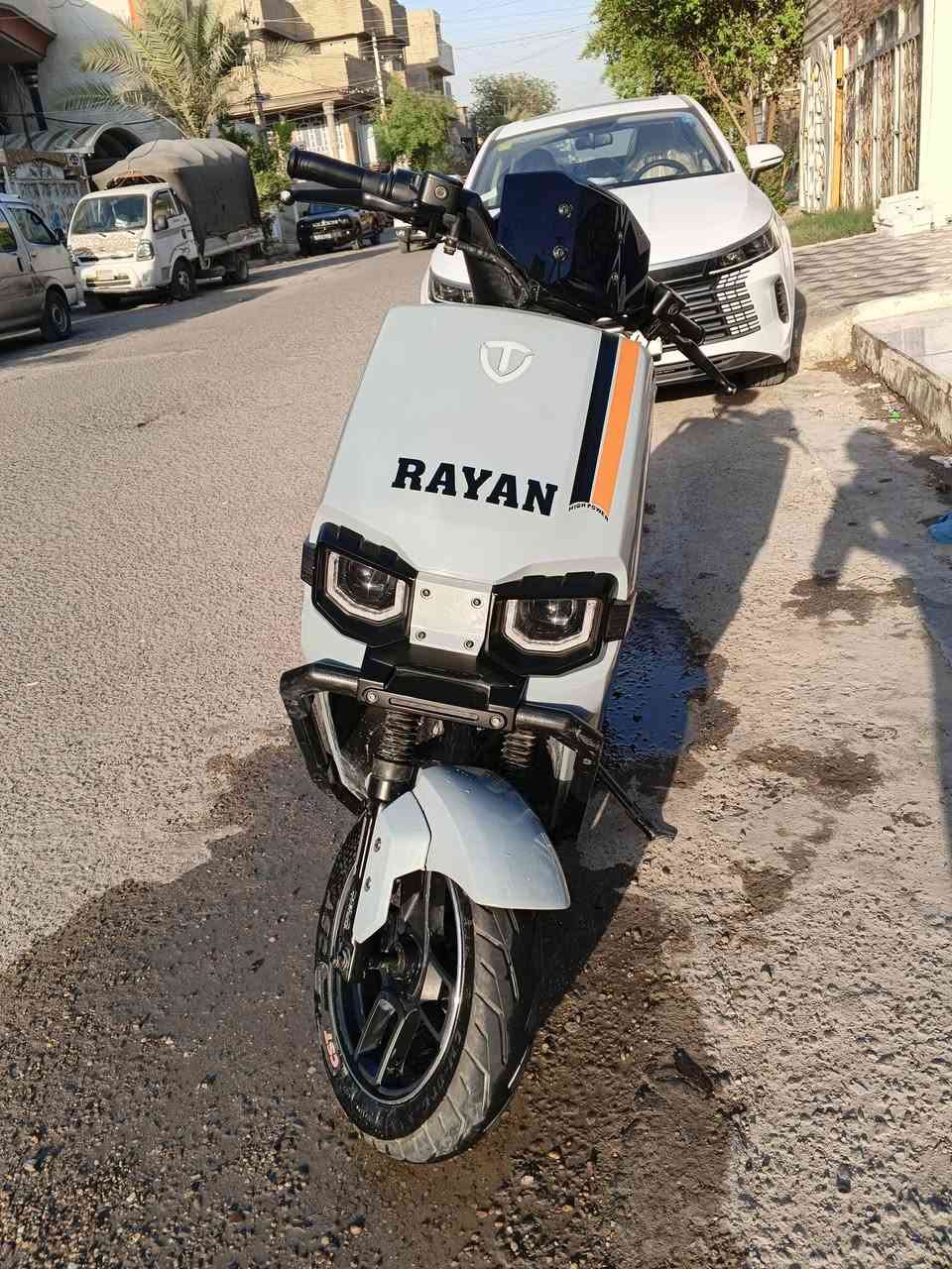 سلام عليكم 🛵 سكوتر كهربائي TAILG (ريان - RAYAN) للبيع
 النوع والماركة: TAILG (تيلج) متانة ورصانة معروفة.
 النظافة: 70% (نظيفة، كهربائيات كلها شغالة، وجاهزة للركوب مباشرة). 
الدراجه مصبوغه صبغ مرتب 
 الأداء: تمشي 75 كيلو تقريباً وبعدها تبدأ تضعف عزمها حتى تنبهك تشحنها.
 المواصفات والكهربائيات:
 شاشة رقمية (ديجيتال) تعرض السرعة ومستوى البطارية.
 لايتات أمامية LED قوية جداً + ستوب خلفي حديث وشريط إضاءة جانبي.
 كوشن عريض ومريح مع مسند ظهر خلفي للراكب.
 أرضية واسعة للأقدام مع قواعد ألمنيوم.
 السعر: مليون (وبيها مجال للشراي)
 العنوان: بغداد - الشعلة
 رقم التواصل / واتساب: ***********
