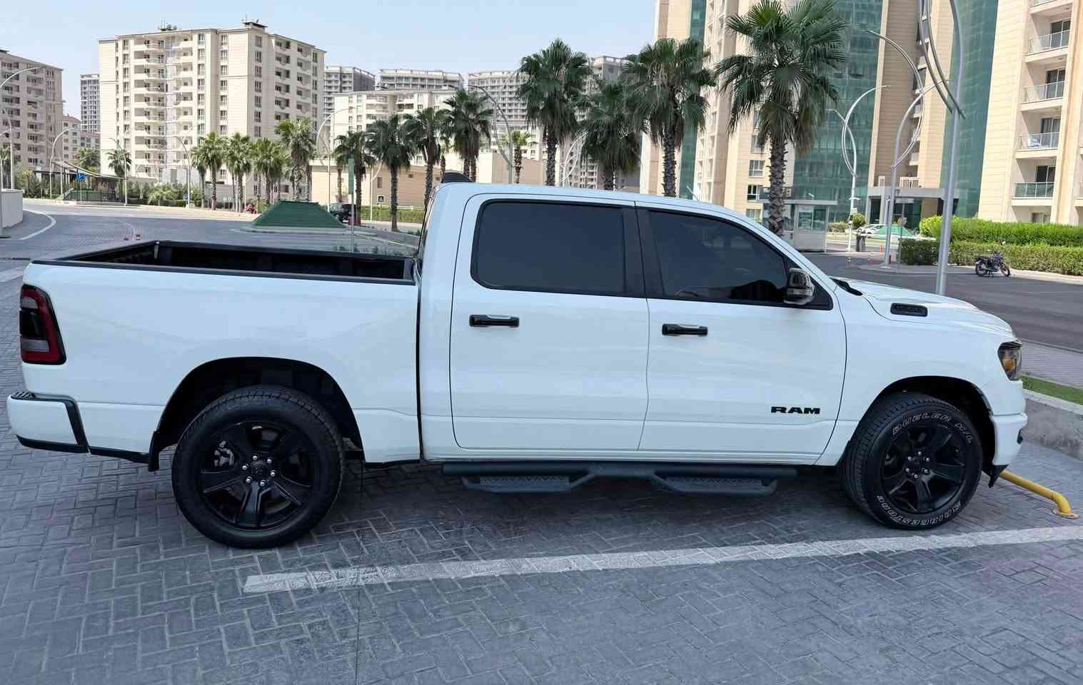 2024 Ram 1500 Big Horn 4X4 5'7 Box
 باب طويل بدي قصير ، مرغوب ،
المحرك : V8 5.7 HEMI  
وارد أمريكي صور الحادث موجودة مع الصور الجاملغ الامامي والجاملغ الخلفي يسار أيرباك بردة فقط
لون أبيض 
السعر 29000$
ماشيه 31 ألف mi
مكان السيارة أربيل
السيارة كاتي تترقم شمالي 
المواصفات 
" سستم صوت الباين Alpine. 
" تشغيل عن بعد + فتح البدي من البصمة
"رادارات جانبيه
" مقعد السائق كهربائي.
" شاشة كبيرة 12 أنچ تيسلا.
" حساسات امامية وخلفية.
" مكيف خلفي.
"محدد سرعة.
" نظام اطفاء وتشغيل اوتماتيكي.
" مرايا كهربائية جانبية قابلة للطي كهربائيا+ نقطه عمياء 
" مرايا مع خاصية التعتيم الذاتي.
" امكانية تعديل ارتفاع دواسات البنزين والبريك.
" هاند بريك كهربائي.
" الشباك الخلفي كهربائي. 
" دوسات جانبيه أسود بلادي
 " غطاء بدي أسود بلادي 
" مساحات تخزين إضافية تحت المقاعد.
    
***********
***********
