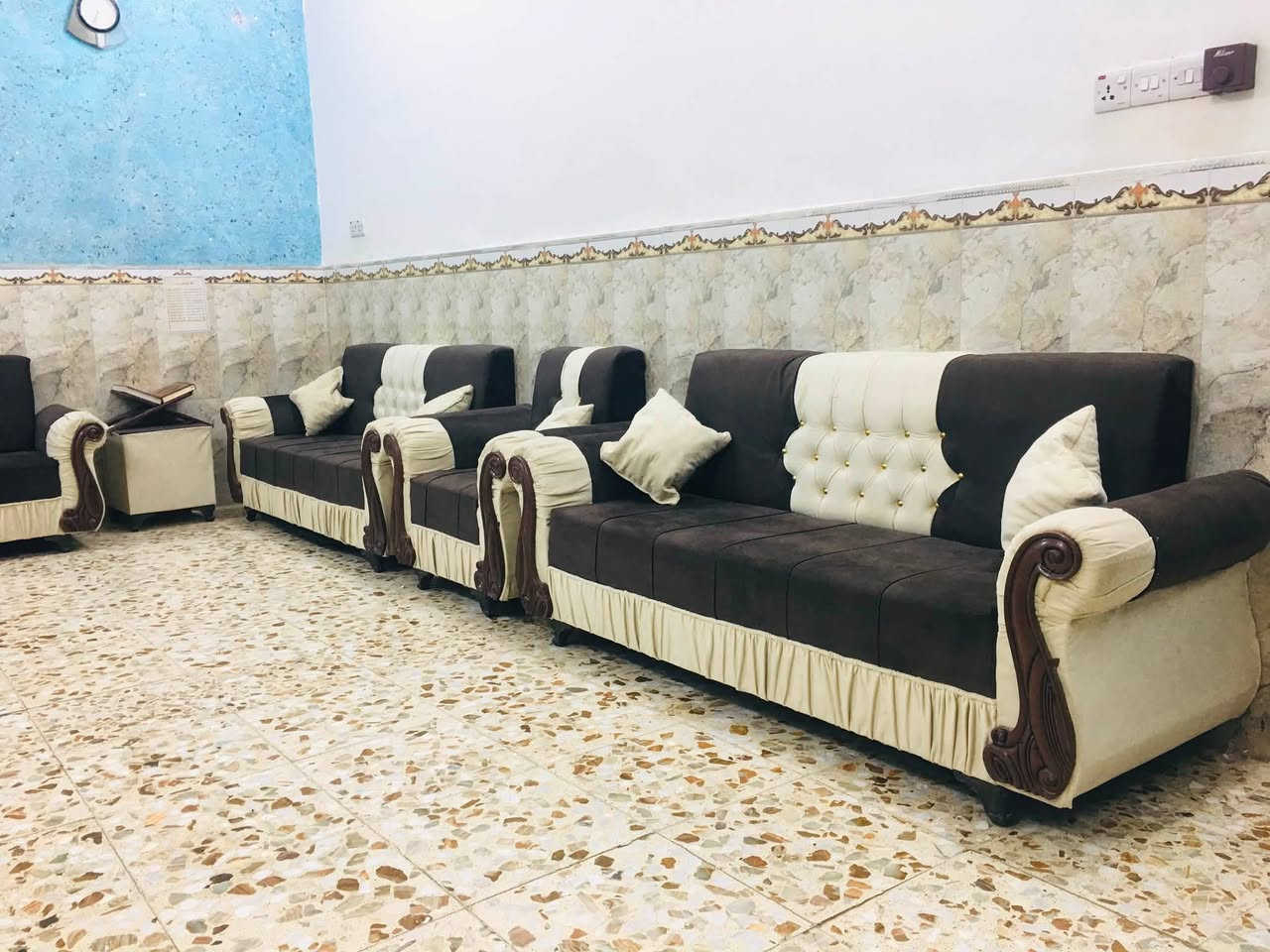 تخمين قنفات نضيفات كلش
وياهن طبلات اثنين و8 كوشات مكاني النجف حي العسكري 

***********
