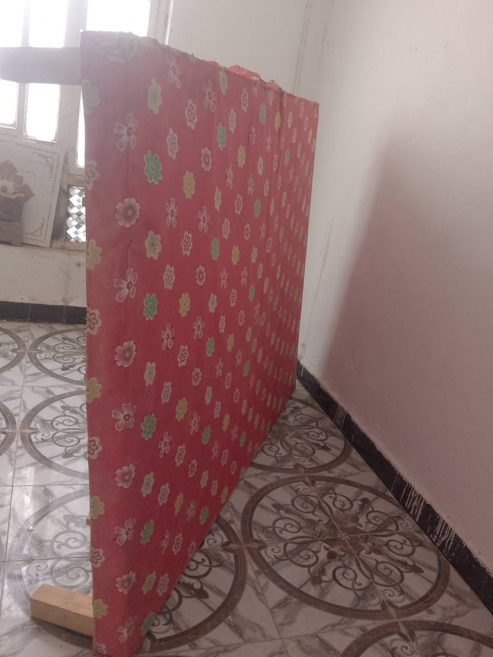 للبيع سعره 500الف 
مكان طشاش بشارع القاضي 
على هذه رقم بيه واتساب ***********
