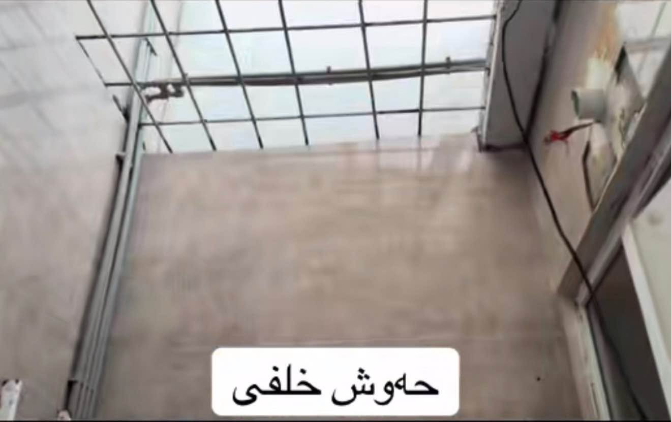 سلام علیکم خانویەکی مرەبعی زۆر خۆش لەحیسابات خانوەکە رووبەری 100مەترە و مرەبعە بەیتونەیەکیش لەسەرەوەیە بۆزانیاری زیاتر تەلەفون کەن یاخود نامە بنێرن*********** كركوك, العراق

نص مكتوب في الصور:
- ژوری میوان
- مطبخ
- ژووری نوستن
- حەوش خلفی
- ده‌ستشۆر و حه‌مام