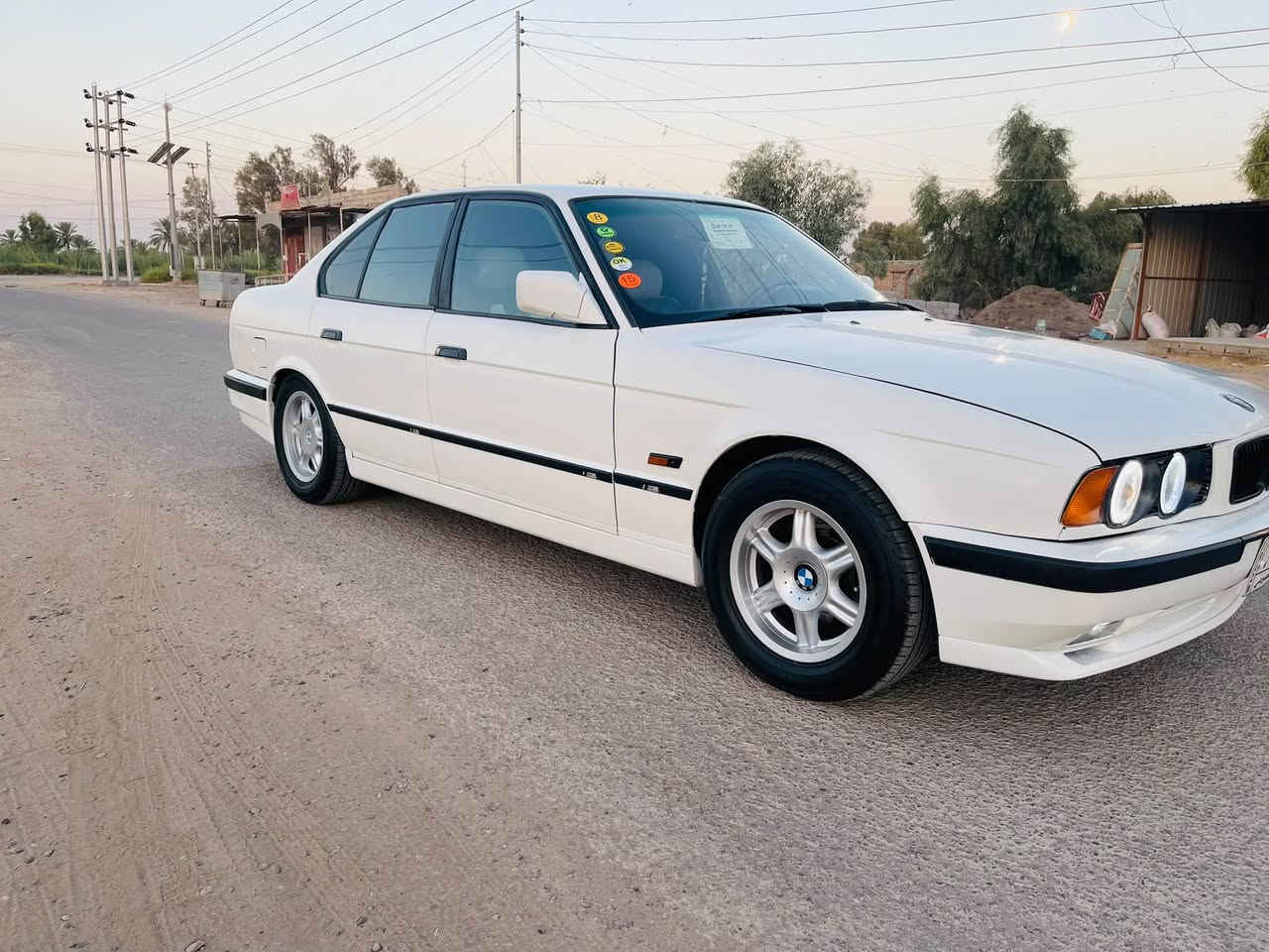 السلام عليكم بي ام للبيع 525 كير محرك صدر تخم تاير جديد رقم بغداد مشروع وطني تحويل ماشر السيارة مصبوغه عام بدون ضربه موديل 90 السعر 50 وبيها مجال حك الجيه مكان السيارة بغداد رقم الهاتف ***********
