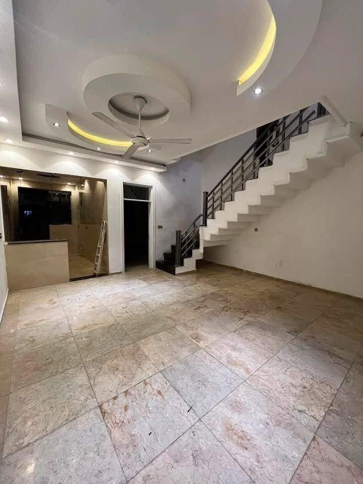 🏡 للإيجار في السيدية – مربع تبوك 📍
✨ بيت مودرن جديد (زيرو) بمساحة 130 م²
🏠 يتكون من 3 طوابق ويحتوي على:

🔹 مدخلين
🔹 4 غرف نوم
🔹 صالة
🔹 مطبخ
🔹 3 خدمات
🔹 تصميم مودرن وتشطيب جديد 🌟

💰 الإيجار: مليون ونصف دينار عراقي

📞 للاستفسار والتواصل:
***********
***********

🏢 مكتب الرواد للتطوير العقاري

📍 السيدية – مربع تبوك
