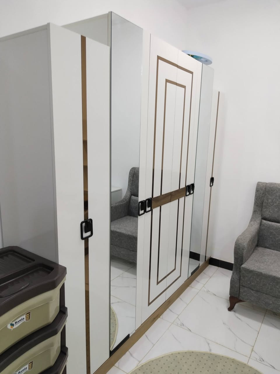 السلام عليكم غراض بيت كامل للبيع الغرض السفر 
غرفه نوم تركيه خمس قطع غير مستخدم السعر ٥٠٠
سبلت تي سي ال جديد بس منصوب السعر ٦٠٠
كاونتر تفصال ٣ قطع ٣٠٠
تخم عشر مقاعد غير مستخدم تفصال السعر ٤٠٠
مبرده حجم الفين بعدها جديده السعر ١٢٥
بردات السعر ٥٠
بنكه سعر الوحده ٥٠
مجر ٢٠
ثلاجه كرين حجم ٢٠ قدم السعر ٤٠٠
شاشه حجم ٤٢غير مستخدم السعر ٢٥٠
طبلات ٢٥
مكان بغداد قرب مطار بغداد الدولي
***********
الي يريدهن شلع ابيع

