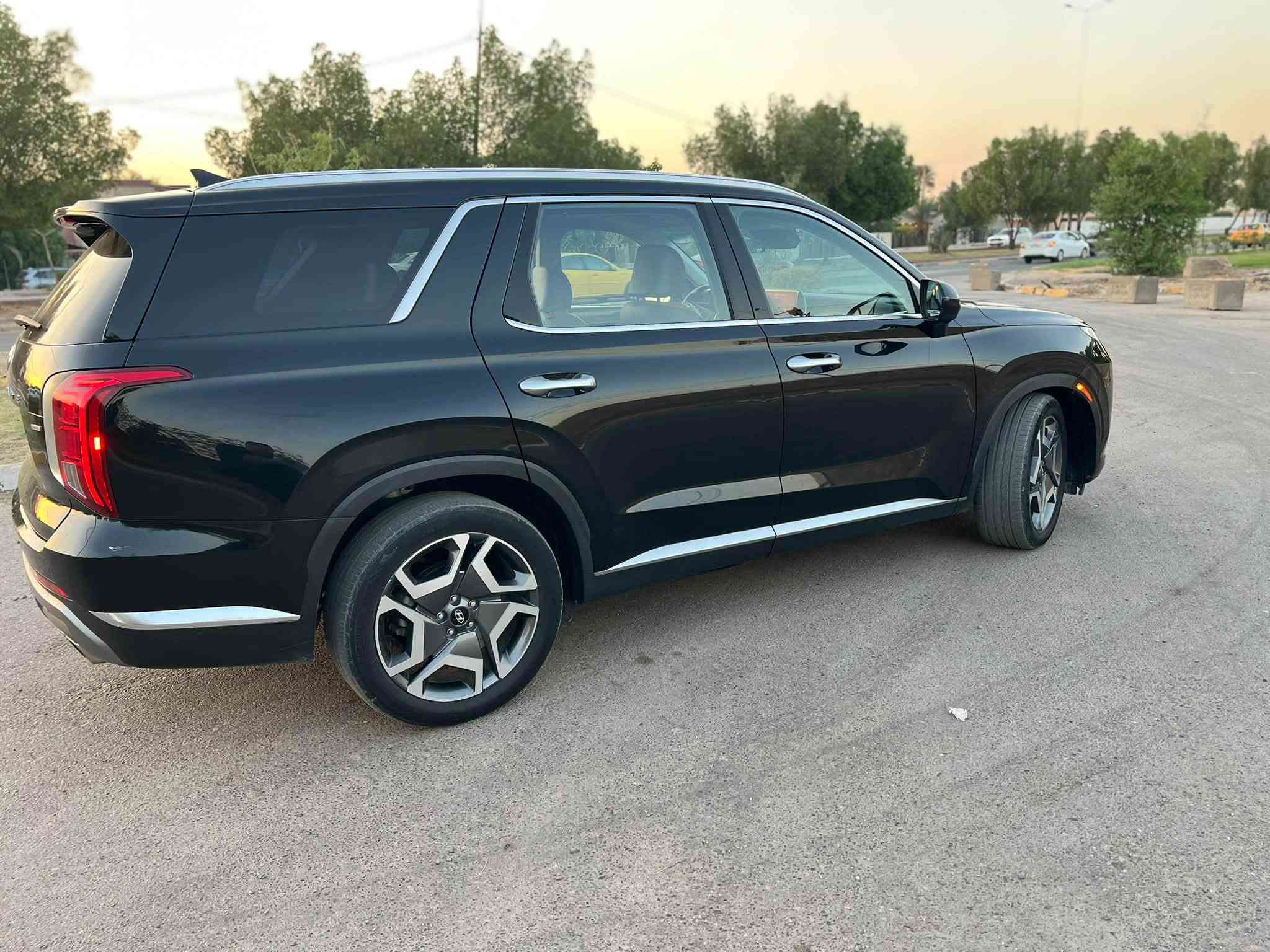 مواصفات بالسايد راسمية لـ باليسيد اكس ار تي 2023. محرك٣.٨ V6 بقوة٢٩١ حصان قير أوتوماتيك٨ سرعات  نطام السبورت دفع رباعي عجلات٢٠ إنش سبعة ركاب كراسي كابتن بالوسط.  كعىده vipشاشة وسطية١٢.٣ إنش مع ملاحه أبل كاربلاي وأندرويد شاحنه للكراسي خلفيه ايظا   أوتو. شحن لاسلكي للجوال ومقاعد أمامية مدفأة. مكيف

ثلاث مناطق مخارج للمكيف بالخلف باب شنطة كهربائي نظام تشغيل ببصمه  وايظا بصمه عن بعد وزر وأنظمة أمان مثل تنبيه النقطة العمياء والمحافظة على المسار مثبت سرعة ذكي وتحذير تصادم أمامي وخلفي بنتبج الفئة تجهيزات مثل تبريد المقاعد أو كاميرا ٣٦٠ أو فتحة سقف 
صاله سنه ونص عدي واريد بيعه سبب تغير موديل 
نظيفه95‎%‎ استخدام  وكله محسن وسوبر استخدم الها 
فقط جاد يتواصل 
مكاني بغداد240 بيه مجال للشراي 
نحويل ثاني يوم باسمك
ماشيه ٦٤ ميل

***********

