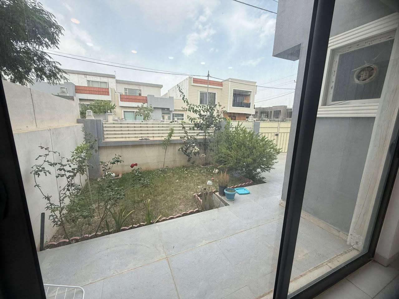 🏡 بيت للبيع – موقع مرتب ومواصفات ممتازة ✨

📍 العنوان: وند ستي بالفلكة الثانية عاليسار، ثالث فرع عاليسار، ثاني بيت
 
📐 المساحة: 200 متر
🏠 طابق واحد

🔹 يتكون من:
▪️ غرفتين نوم
▪️ صالة
▪️ استقبال
▪️ مطبخ حار وبارد
▪️ صحيات

🔸 مميزات البيت:
✔️ البناء طابوق مو بلوك
✔️ سقوف مغربية
✔️ الأبواب والسيراميك مختارين شخصي مو من الشركة
✔️ البيت مرتب وشغل نظيف

💰 السعر: 155 مليون
📌 بي مجال قليل للجادين

⚠️ لا يوجد قسط أو قرض على البيت
✔️ فلوس البيت كاملة مدفوعة للشركة

📞 للاستفسار: ***********
