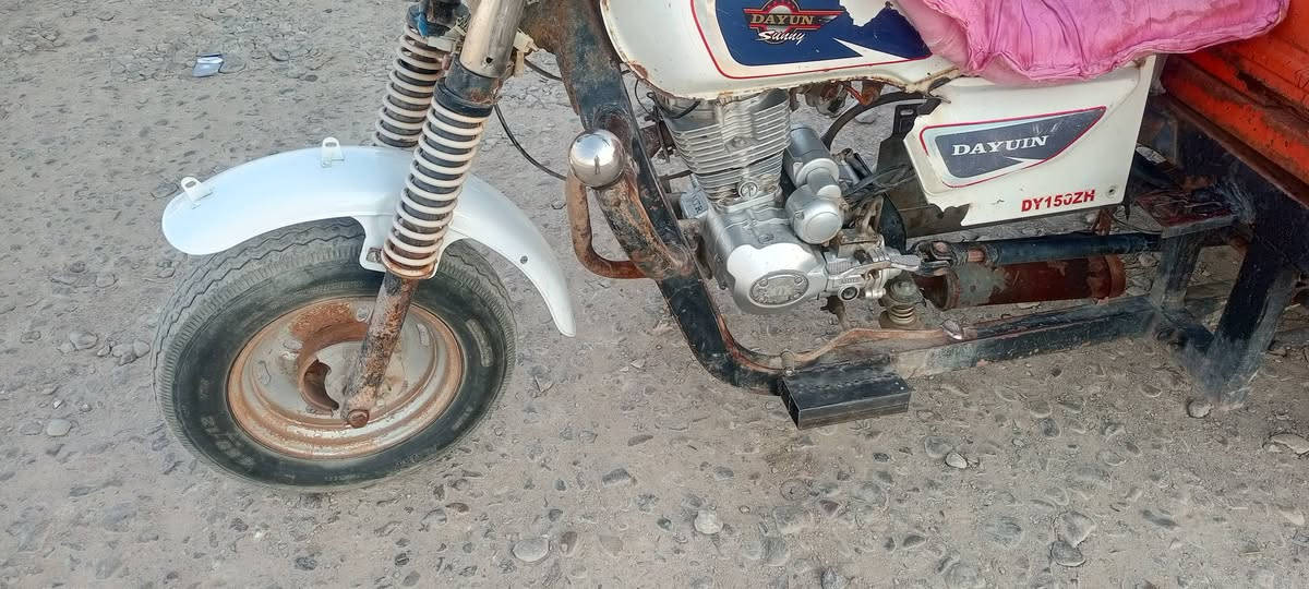 البيع كلك محرك بس كلجات مفتوح بيه مكان بين شطره ولقراف اسعر 700 وبيهى مجال مستعجل ***********
