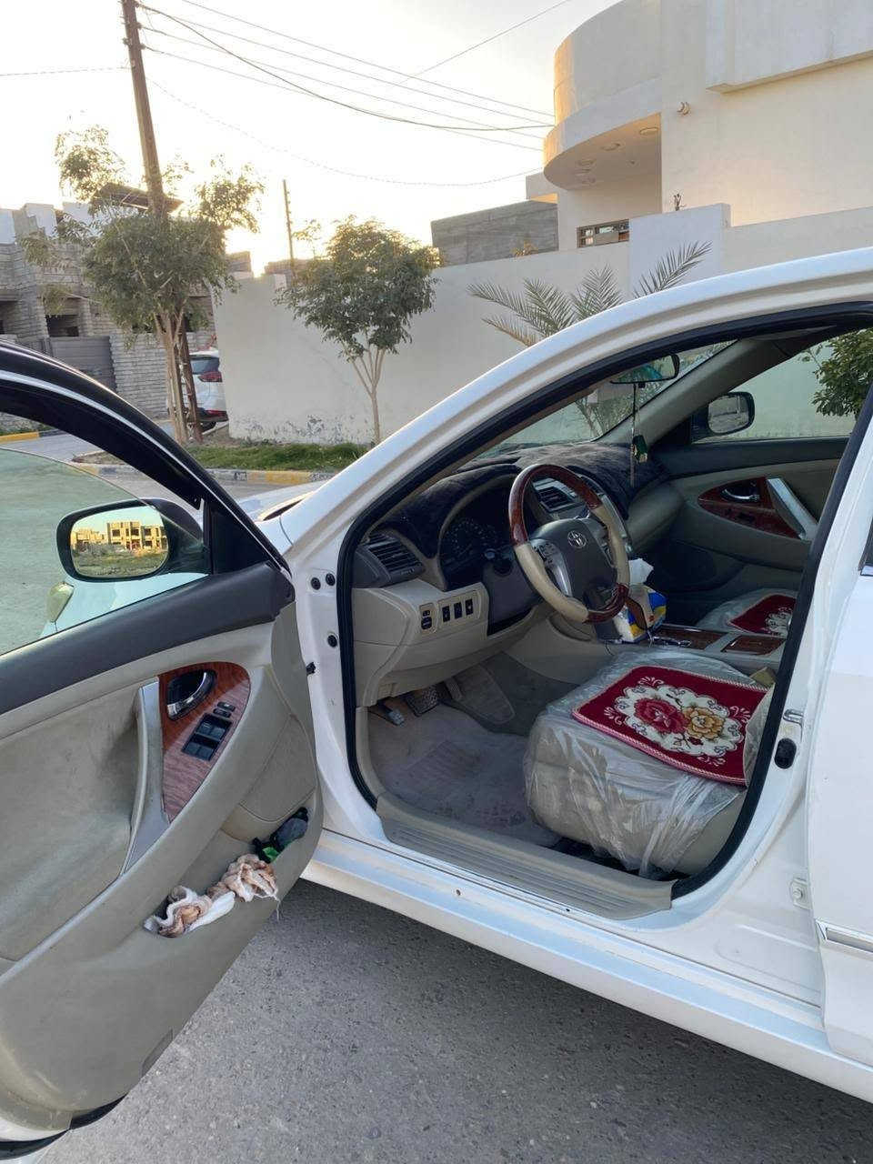 السلام عليكم مكلف بالنشر 
للبيع فقط كامري 2009 خليجي GLX
فول مواصفات فتحة سقف سلايت كامرة حساسات كشن كهرباء بردة خلفية كهرباء صبغ قطعتين رش فقط بدون حادث 
رقم اربيل الدولي هزه وسنوية جديد شرط التحويل سيارة جاهزة ماناقصها اي شي كير ومكينة وحدادية وتبريد خير
 من الله السعر 105 $
شدة وخمس ورقات وبيها مجال 
مكان السيارة سامراء المقدسة 
للاتصال *********** 
الخاص مغلق
