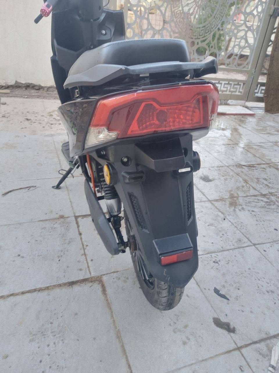 #للبيع 
دراجة شحن ماتركس 
ملف ٢٠٠٠ واط نحاس 100%
بطاريات ٦ كبار دبل 
ويل خلفي حجم ١٢ يعني اطار ٩٠.٩٠
ويل أمامي ١٠ أطار ١٠ .٣٥٠ اكبر قياس 
سرعة الحقيقة ٨٤ 
(الشاشة تقرة تسعينات)
كهربائيات  كلها شغاله 
أشير لايت عالي ناصي 
رجوع للخلف R
نضام ٣ سرع 
مساحة تغزين بال صندوق 
#النقوصات: لاستيكة مربعة صغيرة اسفل القدم موجودة ب باب طويريج سعرها ٦ الف ودكمة الهورن واكعة 
#الأعطال: عطل عقل فقط الباقي مكفول سعرة ٥٠ إلى ٥٥ حسب المكان 
بطاريات نص عمر  يعني يقرأ ١٠ ونص  بالحمل 
#السعر ٣٦٥ الف وبيها مجال 
#عنواني كربلاء عكد بني تميم 
رقم ***********
