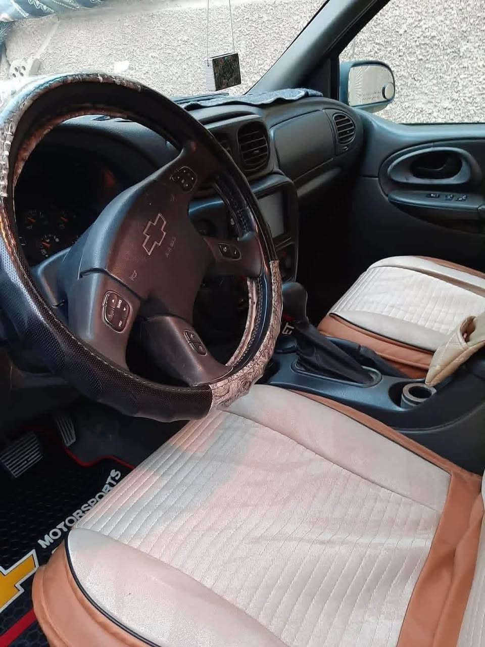 السلام عليكم بلايزر
فول مواصفات 
تحكم ستيرن 
فتحه سقف 
كشنات كهرباء
كشنات جلد 
تبريد شغال 
محرك كير خير من الله 
تخم تاير جدد
مابيهه ضربه 
مكان بغداد 
موديل 2014
اصل 2006

***********
سعرخاص
