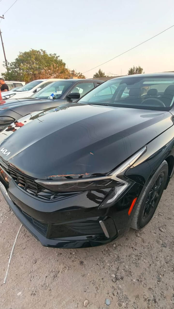 . 🔥🔥 للبيع Kia K5 LXS موديل 2026 🔥🔥
🖤 لون أسود ملكي
🇺🇸 وارد أمريكا
🇮🇶 رقم أربيل حرّة
📄 باسمي – تحويل ثاني يوم
📍 ماشية فقط 4,700 ميل

السيارة شبه جديدة وحالتها ممتازة جداً، والحادث كان دعامية فقط مع شوية ضرر بالبنيد.

🔧 الدعامية مبدلة والبنيد مصلح، والسيارة جاهزة للفحص والتجربة.

✅ مكينة وقير بحالة ممتازة
✅ السيارة باردة ونظيفة
✅ لا يوجد ضرر بالشاصي
✅ لا يوجد ضرر بالراديتر
✅ لا يوجد أي مشاكل بالتبريد
✅ جاهزة للفحص بأي مكان يختاره المشتري

⭐ المواصفات:

• K5 LXS 2026
• محرك 2.5 لتر – 4 سلندر
• قير أوتوماتيك 8 سرعات
• دفع أمامي FWD
• شاشة وسطية
• Apple CarPlay / Android Auto
• كاميرا خلفية
• مثبت سرعة
• تشغيل زر
• أنظمة أمان ومساعدة للسائق
• إضاءة LED
• جنوط ألمنيوم
• تكييف قوي
• مواصفات LXS الأمريكية

💰 السعر: 19,800$

📞 للتواصل والاستفسار:
***********

🔥 موديل 2026 + ماشية 4,700 ميل فقط + رقم أربيل حرّة + تحويل سريع

🚘 الفحص على المشتري وين ما يحب، والجاد يتفضل.
