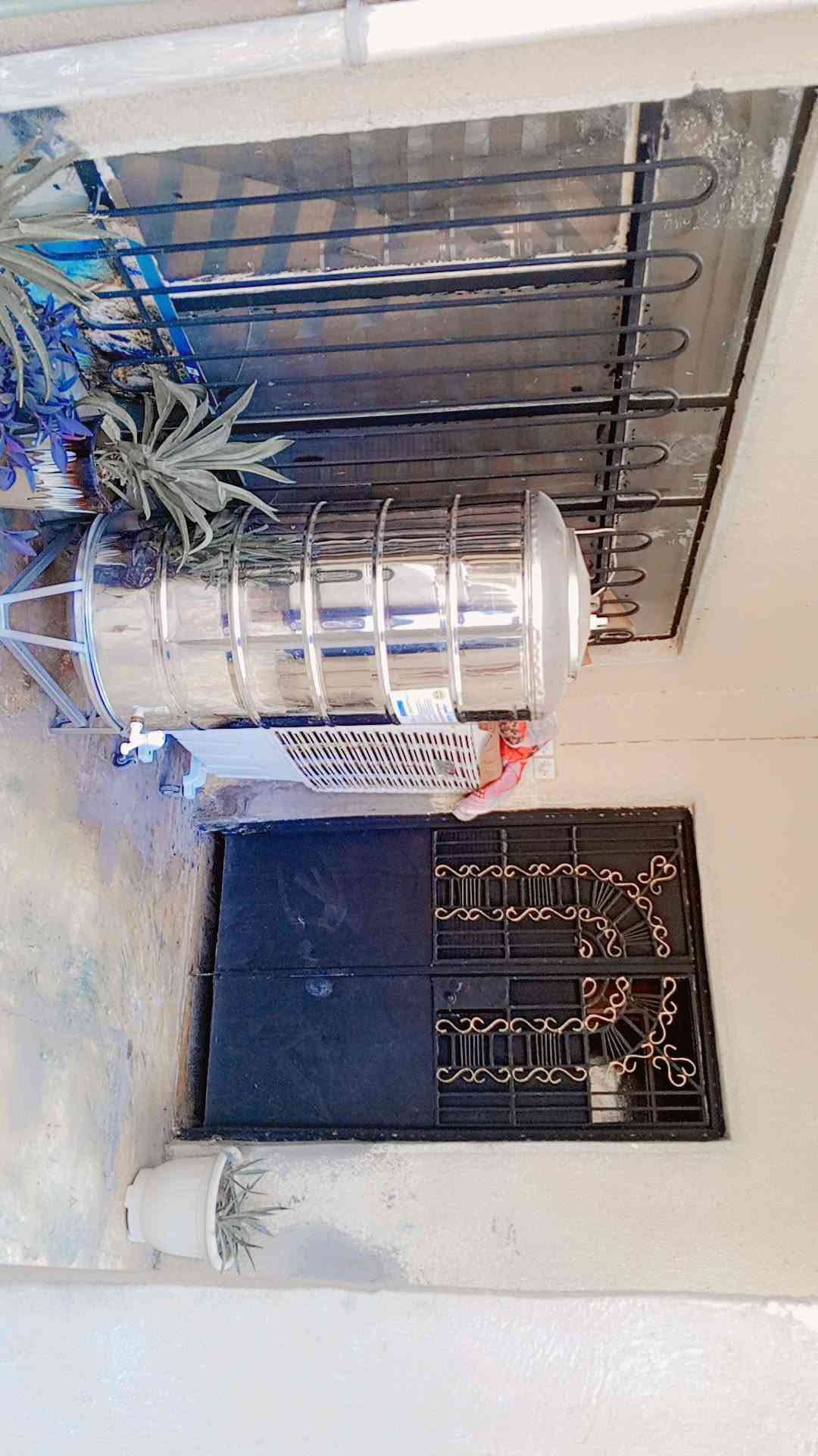 السلام عليكم البيت اللبيع طابو صرف مساحه 300 طابقين 4عرف نوم مع مطبخ وصحيات فوق وطابق الاول يحتوي على ستقبال ومدخل عرف نوم واحده وهول حمام ومطبخ رضي *********** سعر 225مليون وبي مجال قابل

