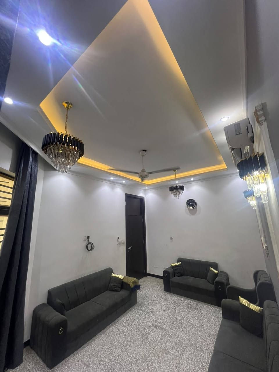 بيت للبيع العنوان📍 الدوره البوعيثه مجمع النسور. 100م  واجهة 5م نزال20م. 
طابق ونصف. يحتوي ع غرف نوم عدد2 غرفه طابق ارضي والثانيه طابق اول مع سويت  واستقبال ومطبخ مفتوح ع صاله حمامات3فوك جوه 2داخل و1خارجي
البيت متكامل من كل شيئ.
لل استفسار ع رقم التالي***********
يوجد واتساب. 
او مراسله الصفحه. 🌷
