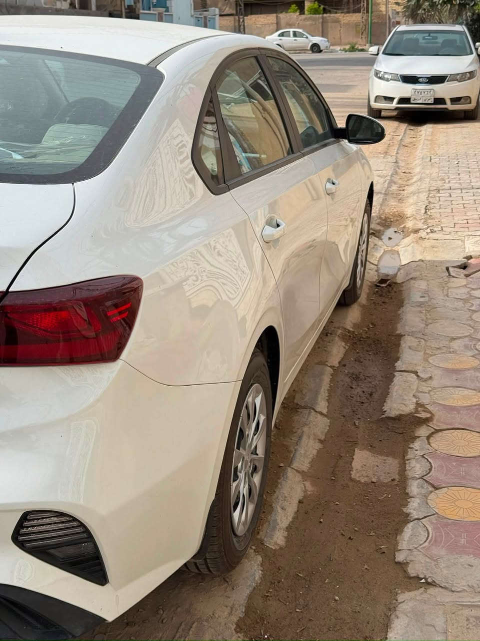 كيا سيراتو موديل 2023 السيارة خليجيه كفاله 
مكينه 2000 دوش تبريد قطعتين تحكم ستيرن جهتين شاشه وكامرة وحساس خلفي ولد نهاري ليلي مانع انزلاق ومثبت سرعه وحساس اطارات ماشيه 50 الف رقم اربيل 
السيارة جاهزة مناقصها شي 
ملاحظه سيارة بيها شخط بالباب موضح بالصورة والباقي كفاله 
السعر 160 وبيها مجال كلش بسيط للشراي 
 مكان السيارة نجف الاشرف 
***********
