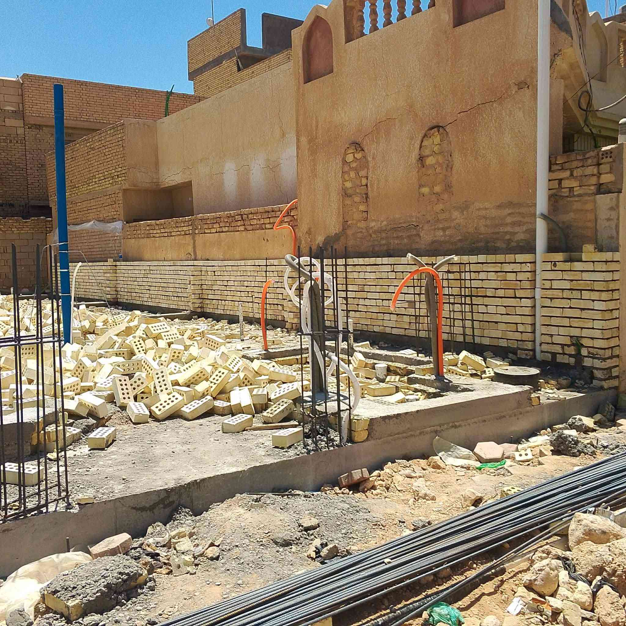 السلام عليكم خلفه بناء طابوك بلوك فرمستون متفرغ حالياا
***********

