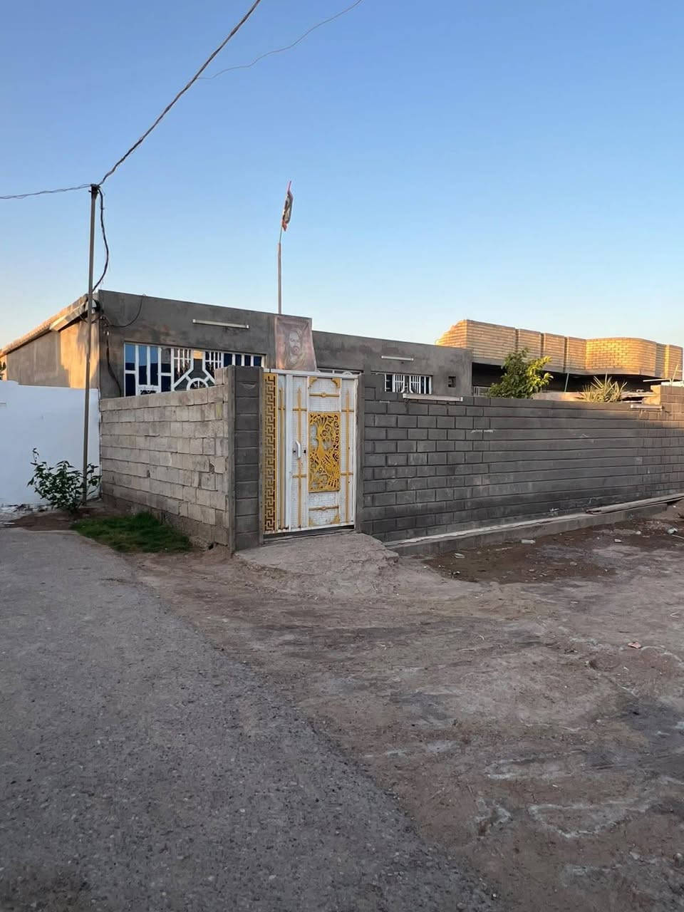 سلام عليكم  بيت  للبيع مساحه 205 متر عنوان بغداد تقاطع نهروان شارع المجزره نزله المصلخ كامل الخدمات يبعد عن شارع العام 500 متر البيت يتكون من غرفتين 5فى 4 والثانيه 4في 4 استقبال 4في 7 مطبخ 4في 5 للستفسار اكثر اتصل على الرقم ***********
