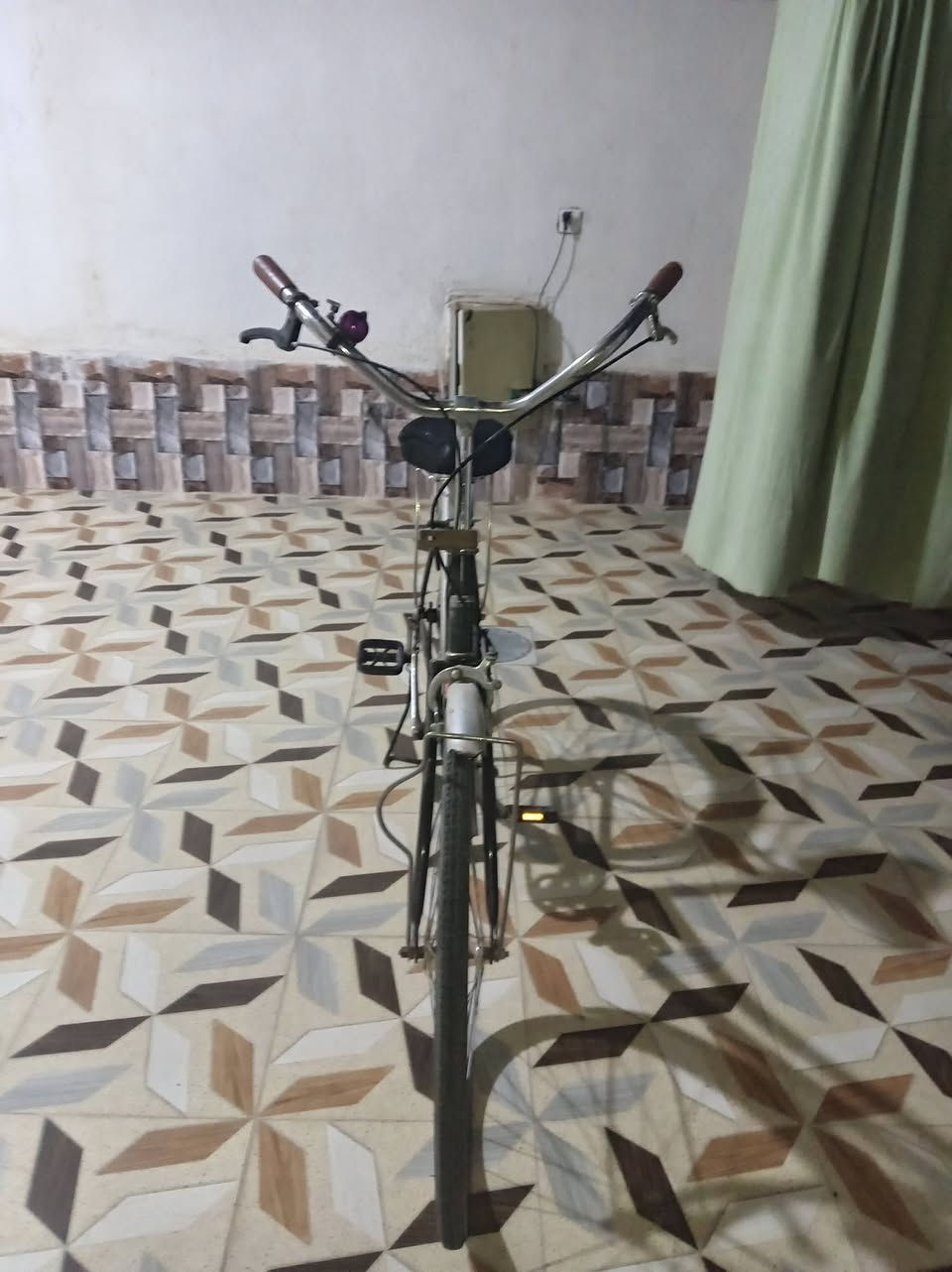 سلام عليكم  بايسكل للبيع حلو و مرتبه فحص أمامكم و يجي ويا بم +قفل مال بايسكل سعر ٦٥ بي مجال لحد ٥٥ الف أو ٥٠ الف قفل شرط تفحصه و تاخذه للاستفسار و اتصال واتساب *********** عنوان تأميم قادسيه الثانيه قرب مدرسة الحوراء الابتدائية
