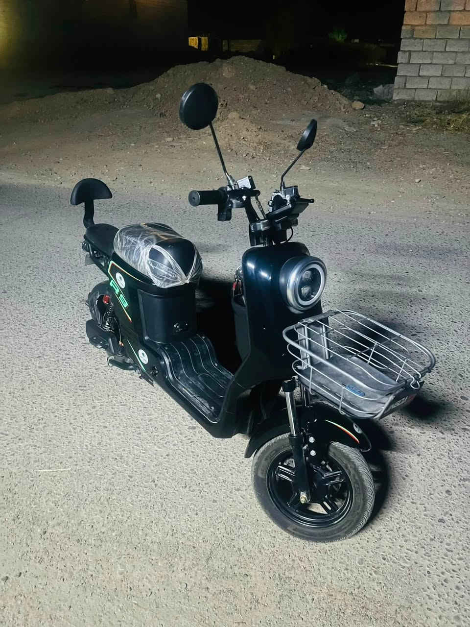 للبيع
دراجه شحن نوع R9 
شغال كامل تايرات جدد 
بطاريات جدد 
كفرات الشركه 
شغال كامل ما عايزو شي 
سعرو 450 وبي مجال 
البيع نقد فقط 
مكاني العلم 
***********
